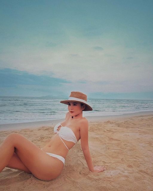 MC Thu Hoài diện bikini nóng bỏng tạo dáng trên bãi biển. Cô đang tận hưởng chuyến du lịch Đà Nẵng cùng hội bạn thân Phanh Lee, Huyền Lizzie.