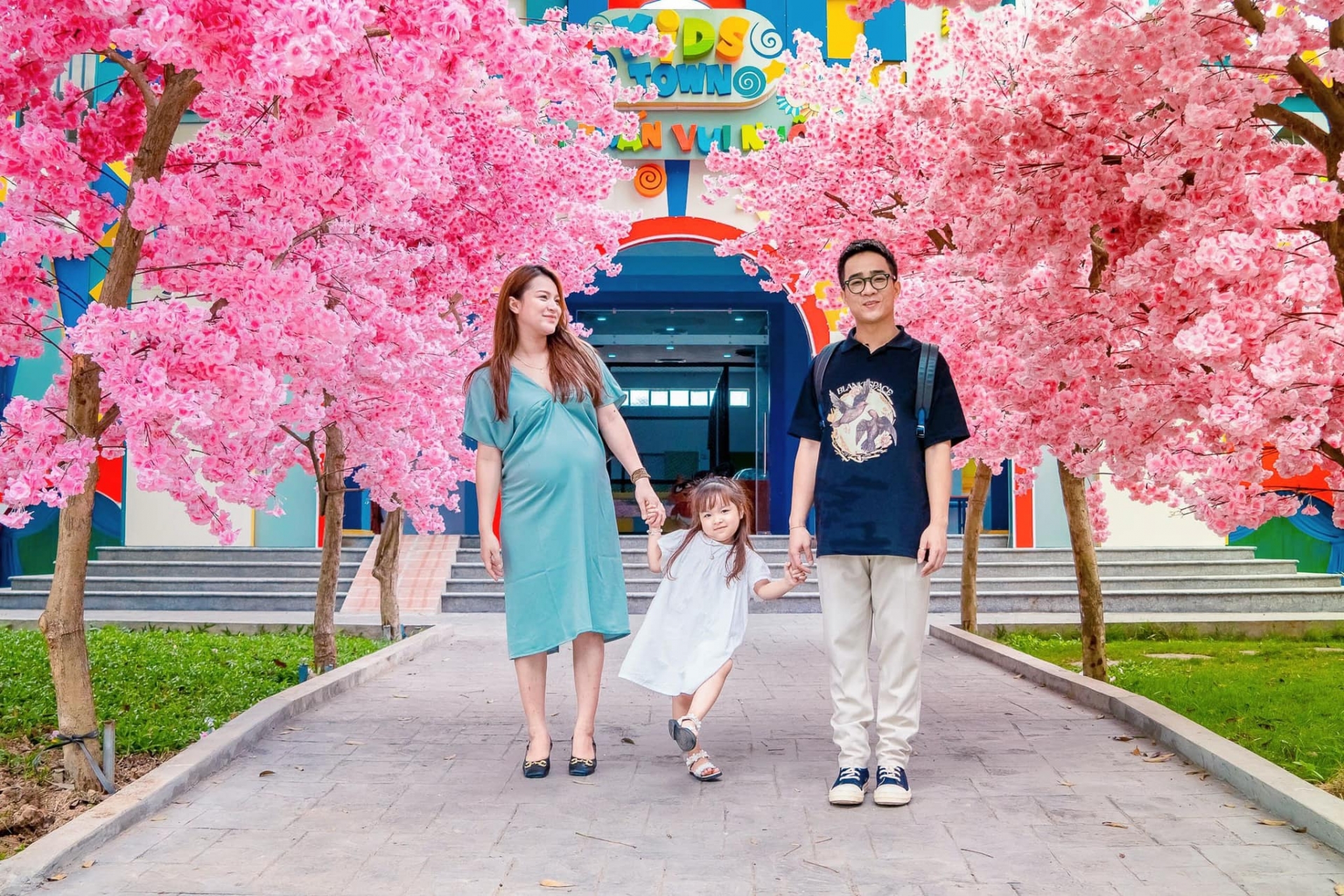 Duy Nam đưa vợ và con gái nhỏ đi chơi ở Thiên đường Bảo Sơn.