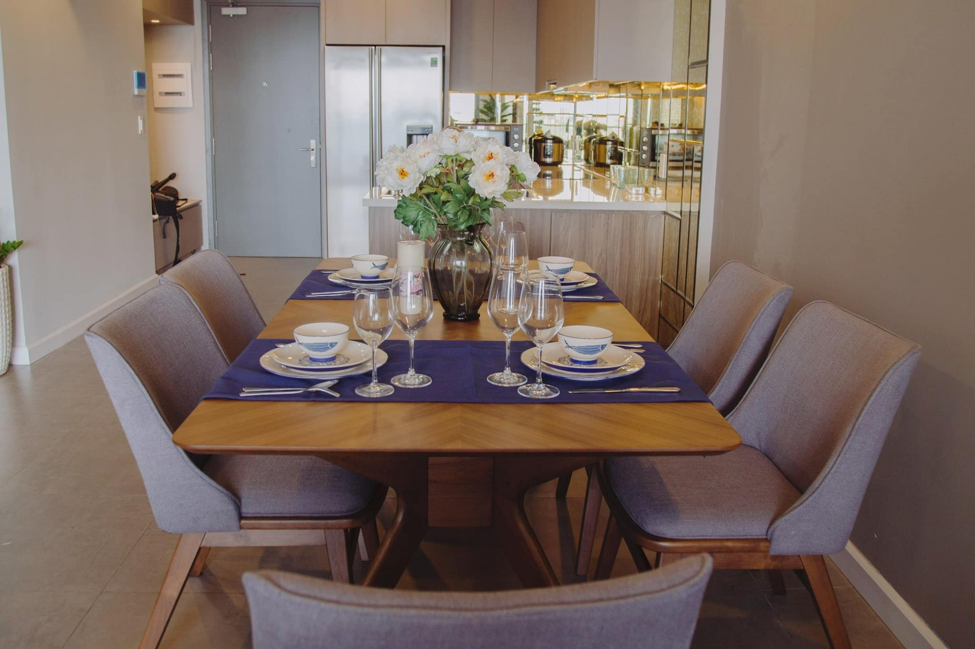 Căn bếp có đầy đủ nội thất hiện đại, bàn ăn gỗ và ghế ngồi sang trọng.