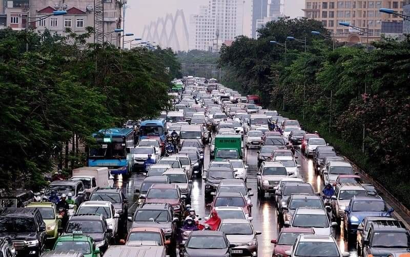 Hàng dài phương tiện nối đuôi nhau, di chuyển khó khăn trong cơ mưa kéo dài.