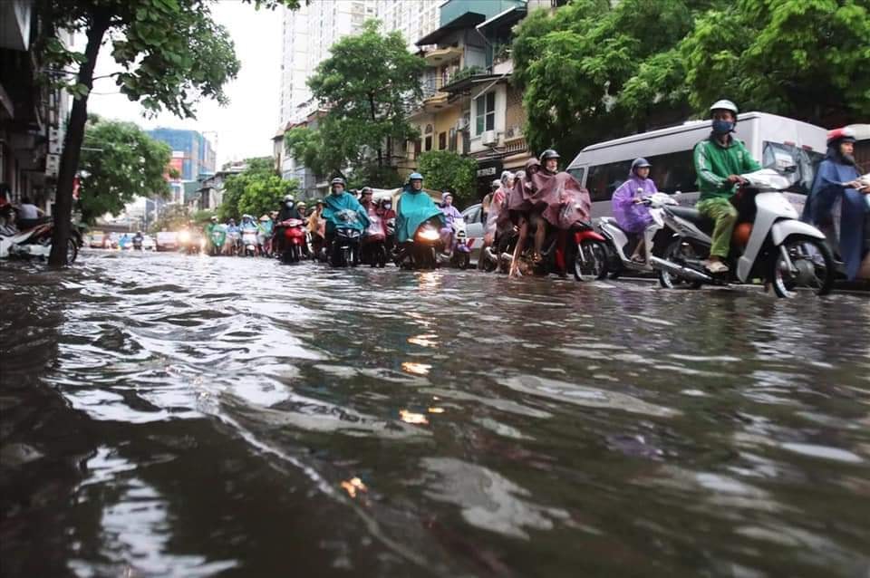 Hà Nội: Nhiều tuyến đường tắc nghẽn do trận mưa lớn sáng nay - Ảnh 4