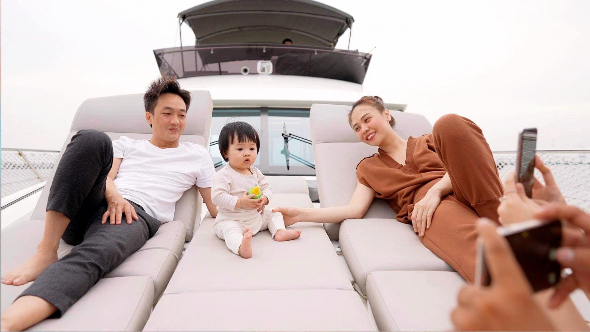 Gia đình Cường Đô la - Đàm Thu Trang cùng con gái Suchin thư giãn trên du thuyền. 'Đại gia phố núi' hài hước hỏi thay con gái: 'Ơ Chin có phải celebrity đâu mà cô chú ai cũng chụp hình Chin thế?'.
