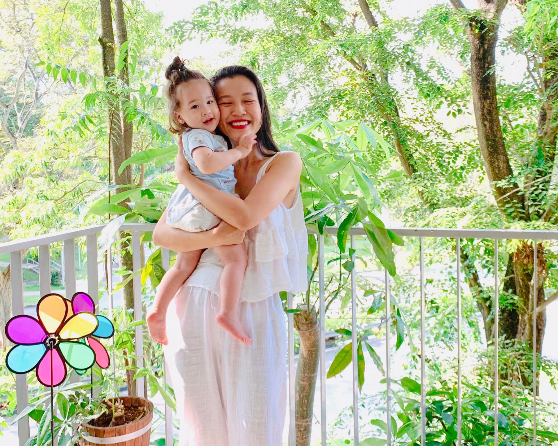 Hoàng Oanh hanh phúc bồng bế con trai Max. Cậu bé 9 tháng tuổi bụ bẫm, xinh xắn với nét đẹp thừa hưởng từ cả bố và mẹ.