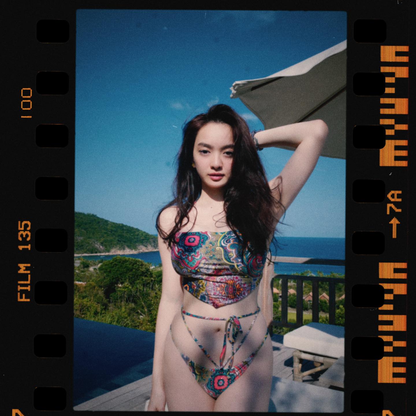 Kaity Nguyễn quyến rũ hút hồn với bikini hai mảnh họa tiết. Sau khi giảm cân thành công, nữ chính Em chưa 18 ngày càng nổi bật với vẻ trưởng thành, cá tính.