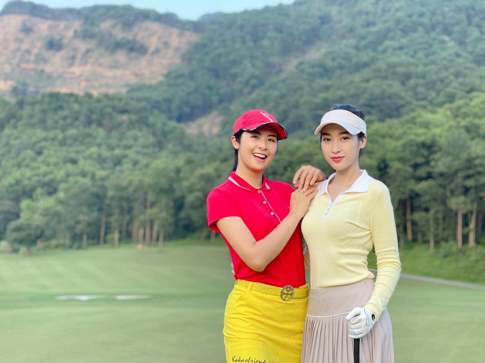 Hoa hậu Đỗ Mỹ Linh đi đánh golf cùng Hoa hậu Ngọc Hân trong ngày 1/5. Hai nàng hậu được khen ngợi với vẻ ngoài rạng rỡ, sắc vóc tươi tắn.