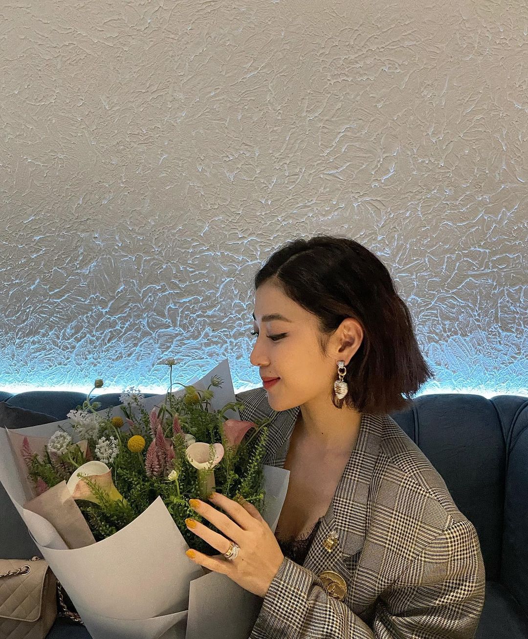MC Yumi Dương nhận bó hoa lãng mạn từ ông xã nhân kỷ niệm 7 năm yêu nhau. Sau khi kết hôn, nữ MC không tham gia quá nhiều hoạt động giải trí, dù vậy cô vẫn giữ được sắc vóc xinh đẹp, rạng rỡ.