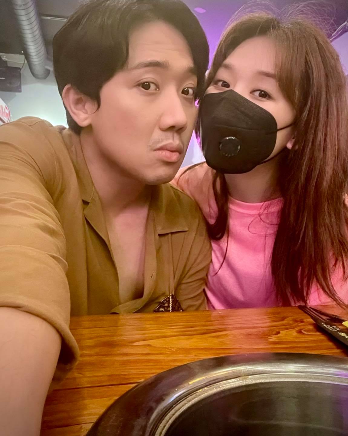 Trấn Thành cùng bà xã Hari Won selfie trước giờ ăn trưa. Về chung một nhà đã 4 năm nhưng cặp đôi vẫn ngọt ngào, vui vẻ như thuở mới yêu.