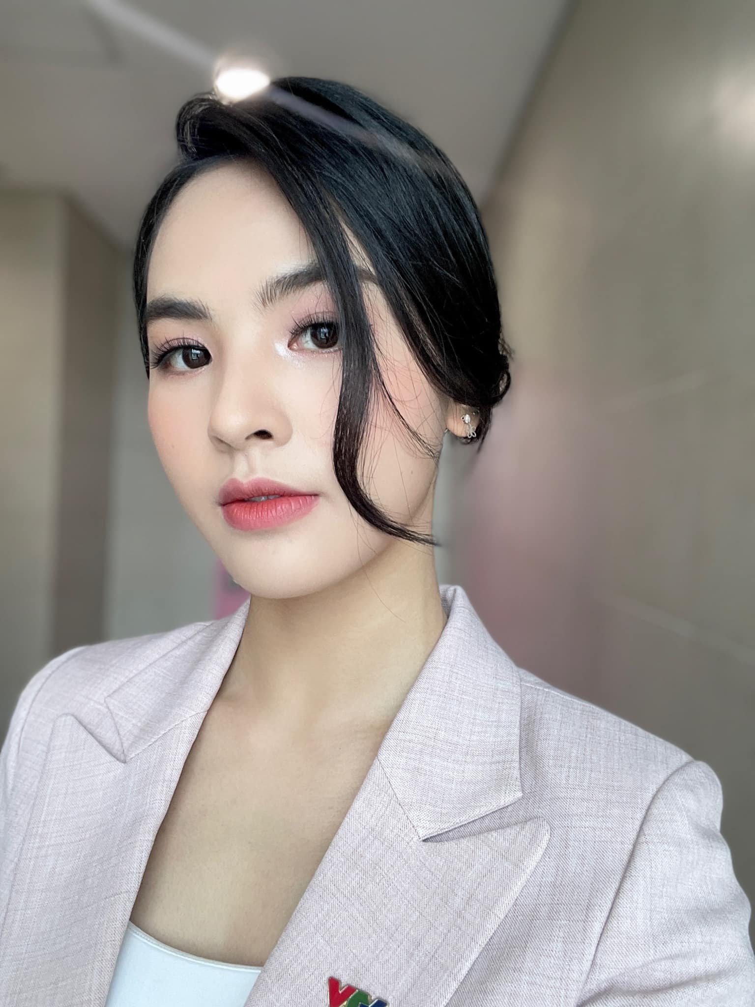 Nữ MC xinh đẹp của Chuyển động 24h khoe ảnh selfie nhưng vẫn đặc biệt dặn dò khán giả: 'Hôm nay các bác có gặp tôi trên TV không ạ? Dịch đi làm nên phải cẩn thận lắm. Vật bất ly thân vẫn là khẩu trang, nước khử khuẩn. Còn lúc chụp ảnh này là tôi ở trong phòng vệ sinh có cửa hồng 1 mình thôi ạ. Mỗi người cố gắng để dịch sớm qua nào'.