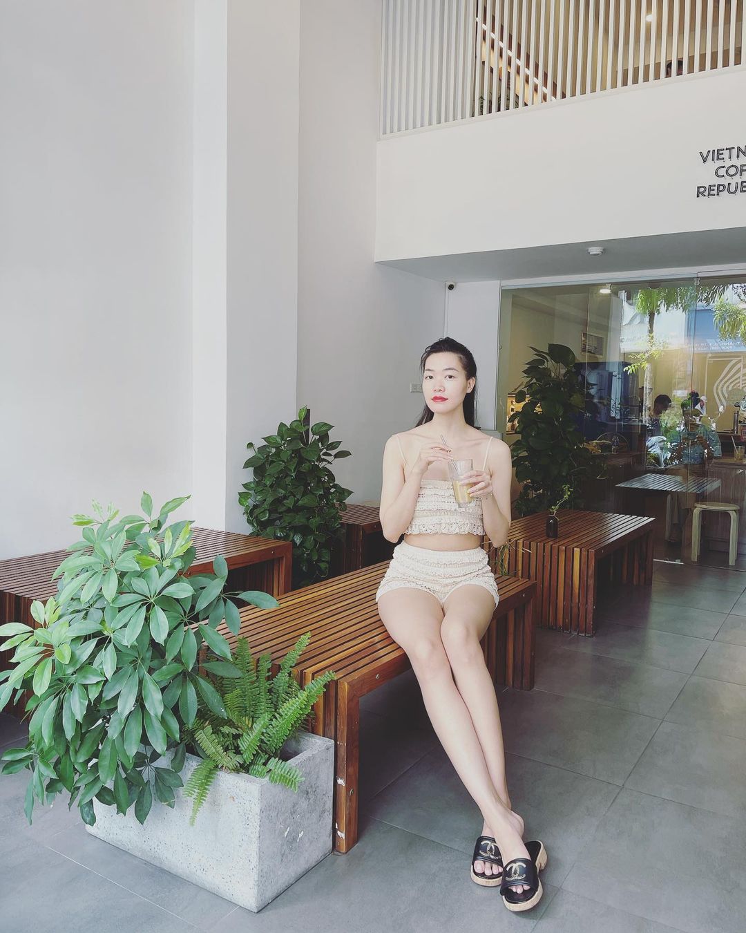 Hoa hậu Thùy Dung tận hưởng cuộc sống kín tiếng ở Việt Nam sau quãng thời gian định cư tại Mỹ. Tạo dáng trong quán cafe, cô chú thích: 'Nói thiệt là mình cũng không ngờ chân mình dài thế'.
