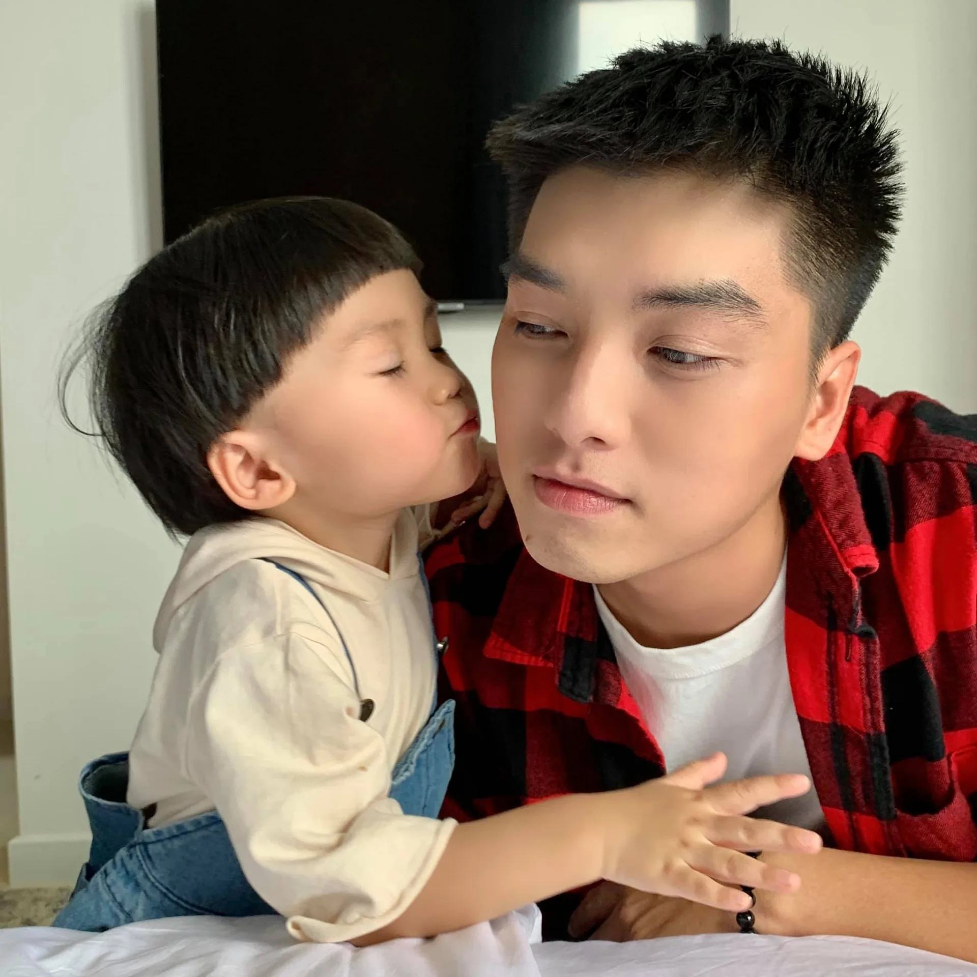 Hôm qua sao làm gì (13/5): Diệp Lâm Anh khoe eo thon, Đỗ Thị Hà cá tính bất ngờ - Ảnh 1