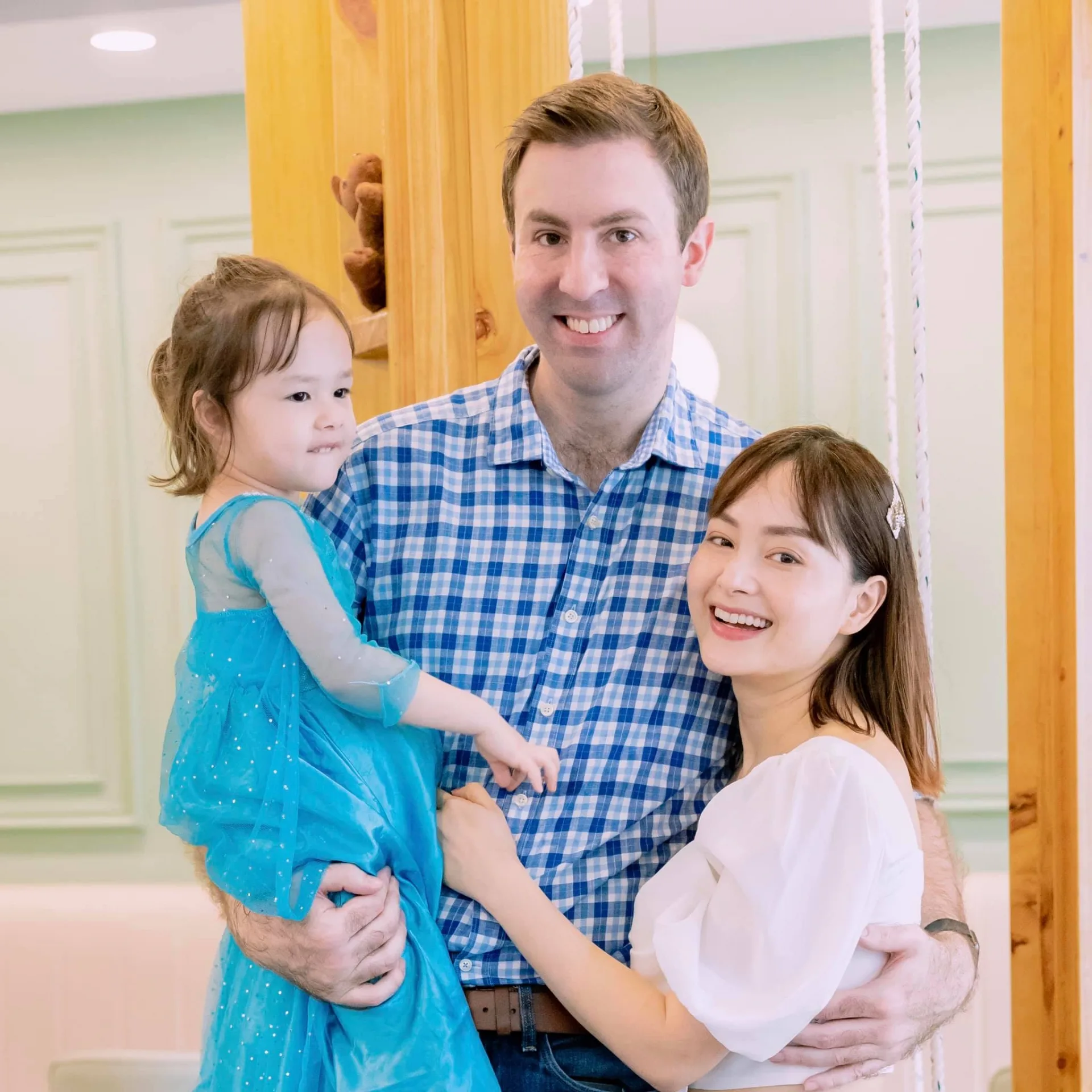 Hôm qua sao làm gì (15/5): Lương Thùy Linh xinh như nàng thơ, Lan Phương mừng con gái 3 tuổi - Ảnh 1