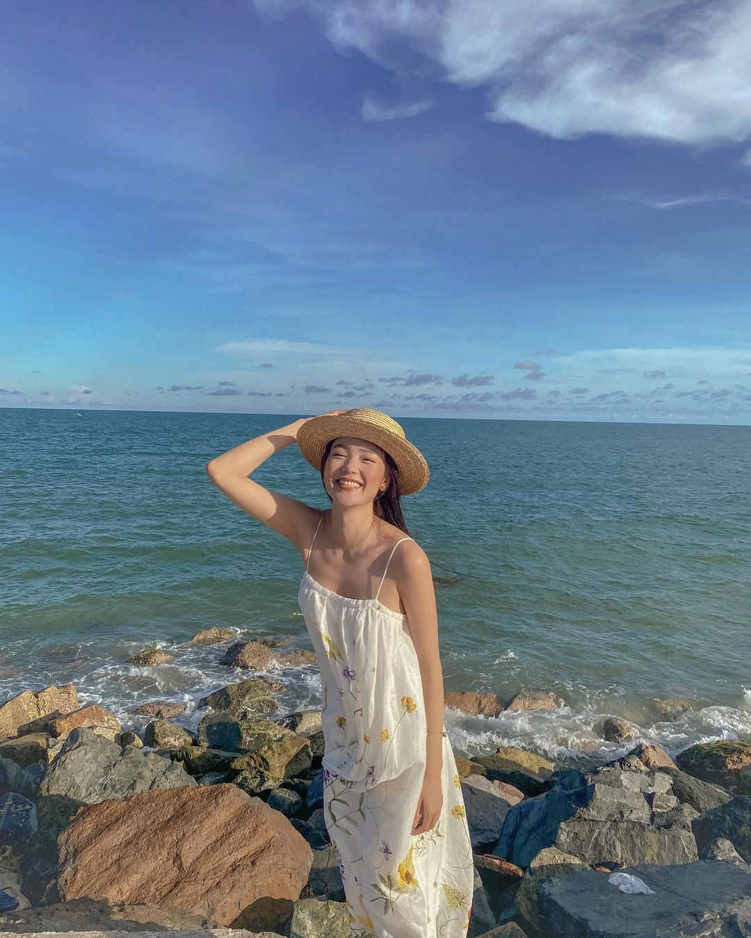 Minh Hằng khoe vẻ rạng rỡ, xinh tươi trong chuyến du lịch nghỉ dưỡng biển. Cô hào hứng: 'Young, wild and free' (Tuổi trẻ, hoang dại và tự do).