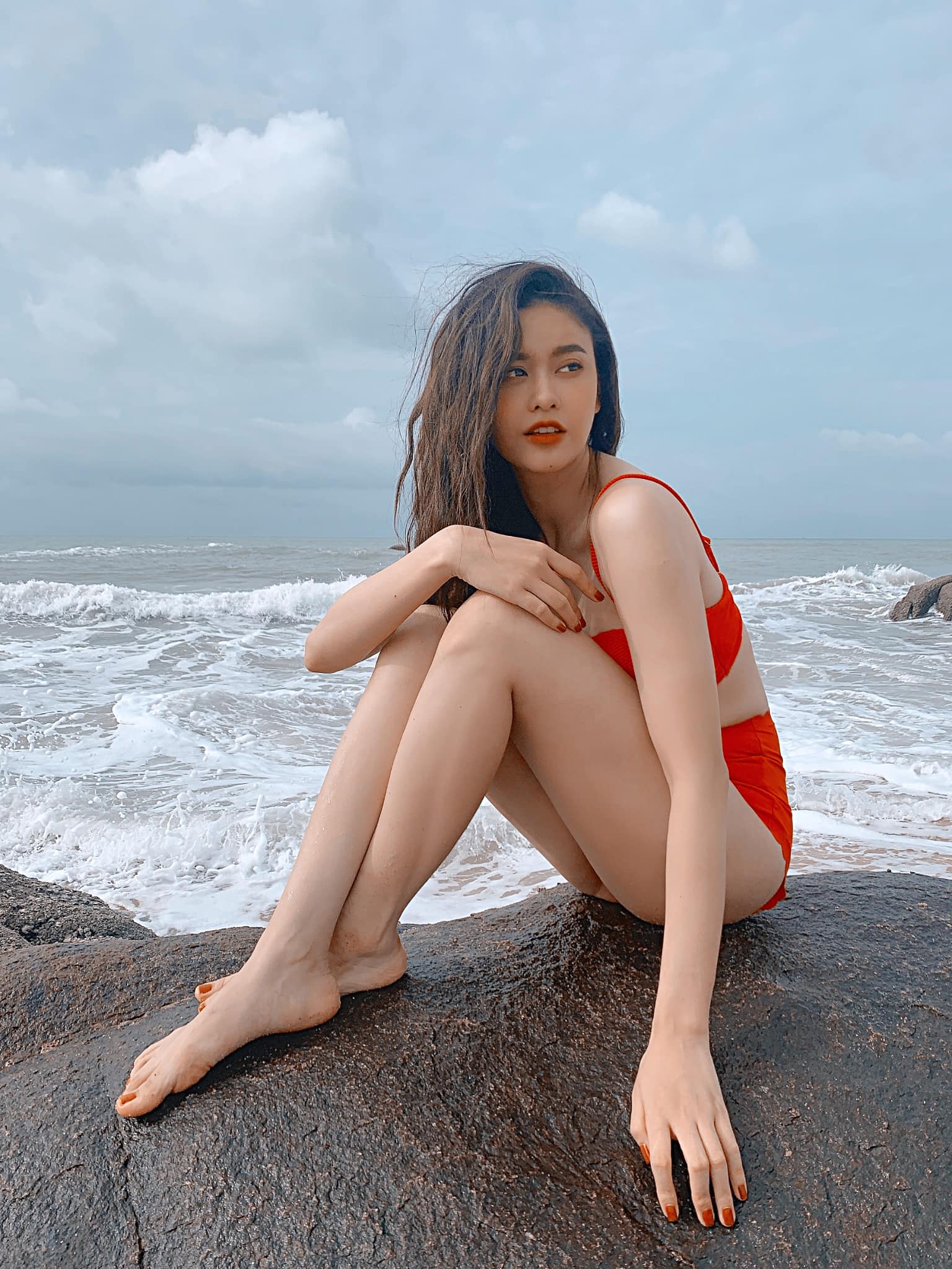 Trương Quỳnh Anh diện bikini tạo dáng gợi cảm trên bãi biển. Cô chú thích: 'Anh đi tìm thì em trốn, anh đi trốn em không tìm. Lòng em không gợn sóng, cuối cùng anh mất công chìm'.