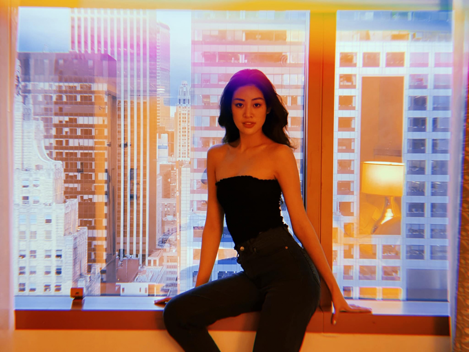 Hoa hậu Khánh Vân đăng loạt ảnh chụp bên cửa sổ với view nhìn ra thành phố New York. Sau Chung kết Miss Universe 2020, nàng Hậu đang dành thời gian nghỉ ngơi, chờ chuyến bay giải cứu để trở về Việt Nam.