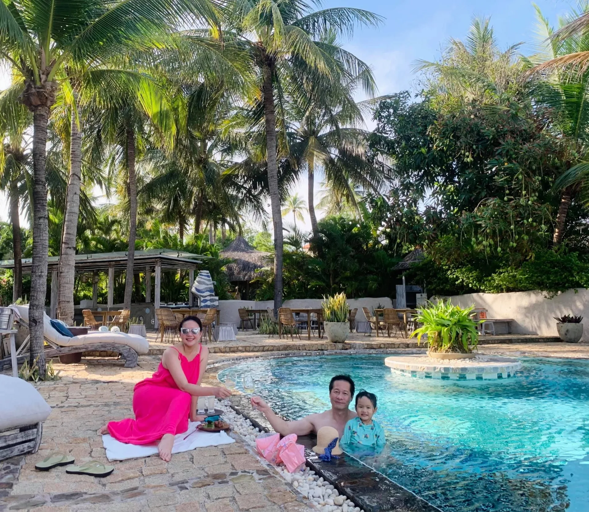 Hôm qua sao làm gì (20/5): Mai Phương Thúy hóa công chúa, Ngọc Lan chưa từng được tỏ tình - Ảnh 1