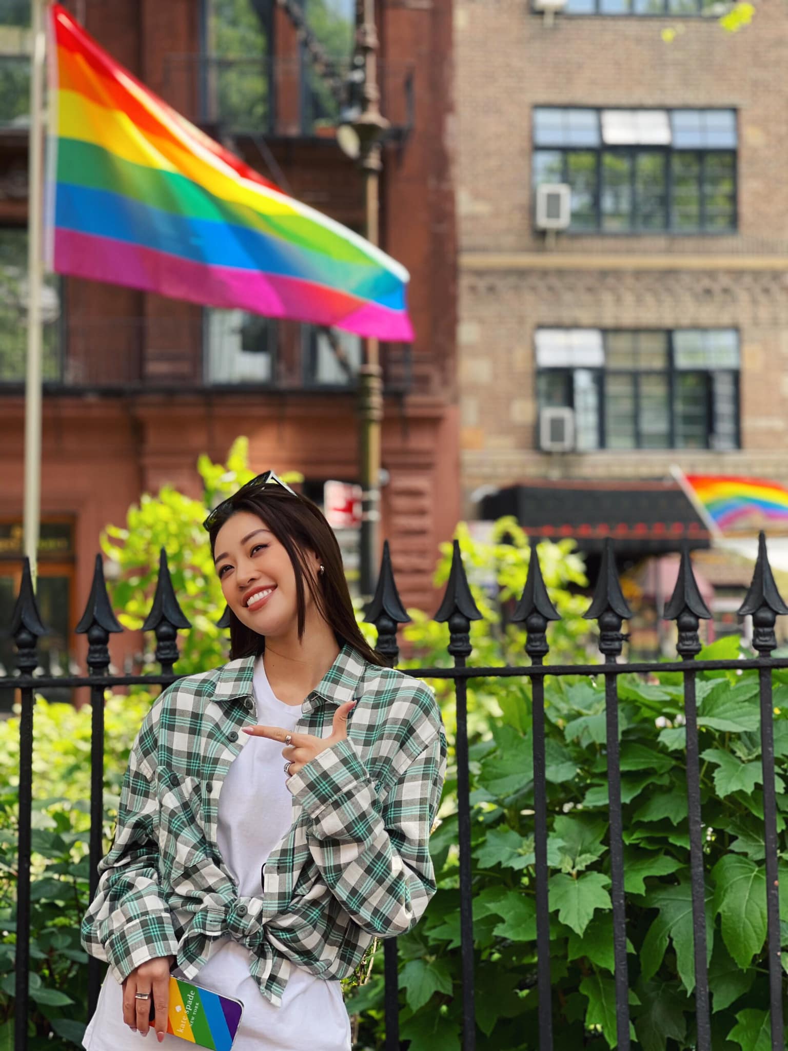 Hoa hậu Khánh Vân tươi tắn đi dạo tại Mỹ. Nàng hậu ngầm thể hiện sự ủng hộ dành cho cộng đồng LGBT với bức ảnh khoe ốp điện thoại và cờ lục sắc tung bay.