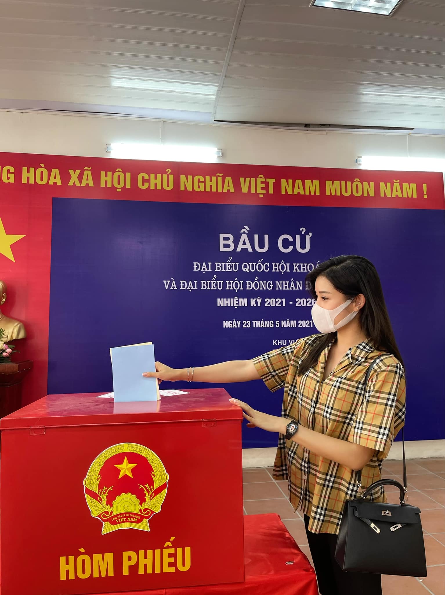 Á hậu Việt Nam 2014 Huyền My diện đồ giản dị đi bầu cử từ sớm.