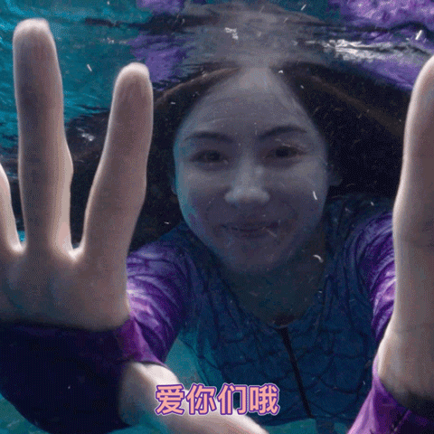 Trương Bá Chi hóa tiên cá, bơi lội uyển chuyển dưới nước mà không cần bình dưỡng khí.