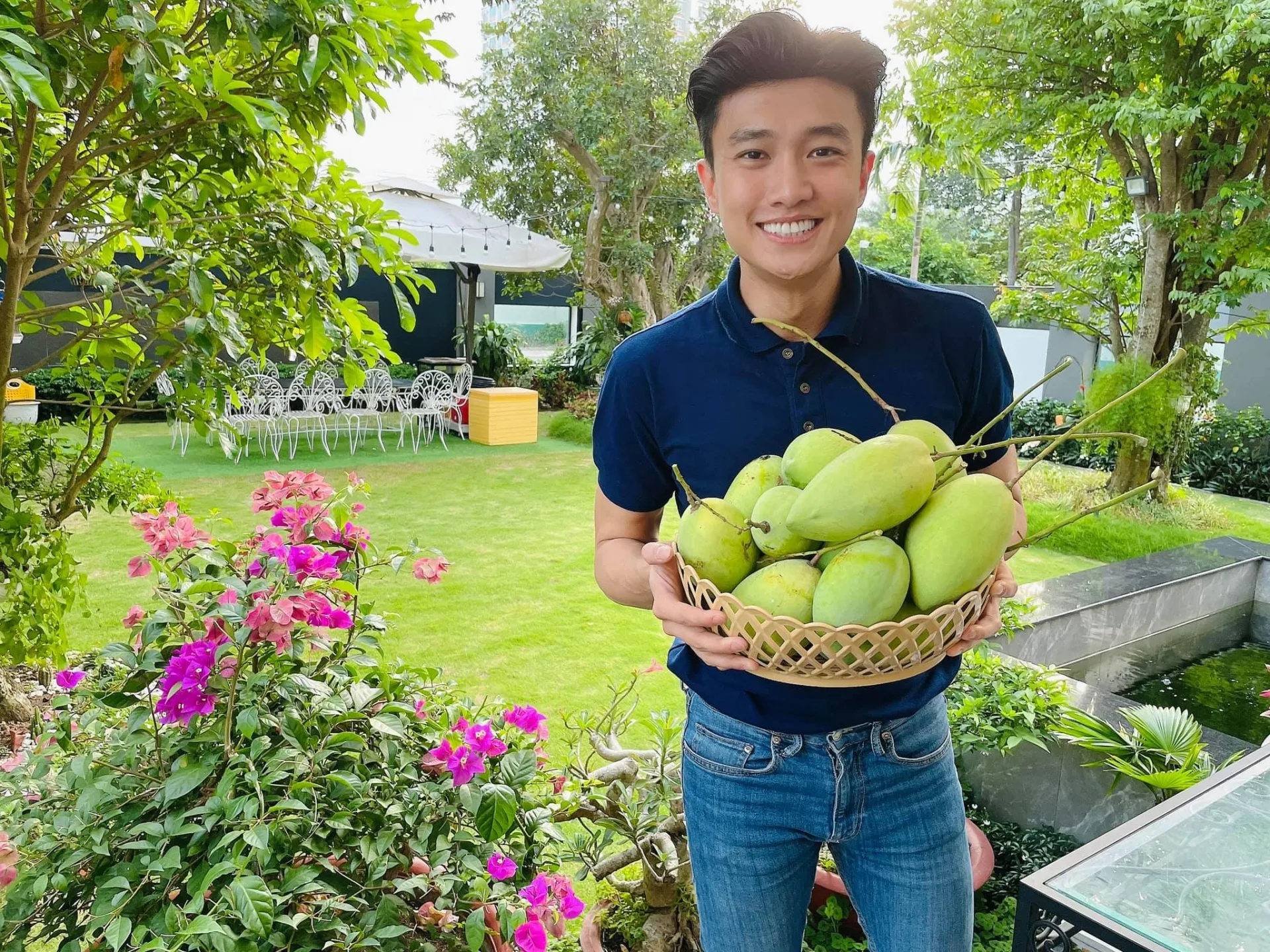 Hôm qua sao làm gì (28/5): Ngọc Trinh sang chảnh trên xe hơi, 