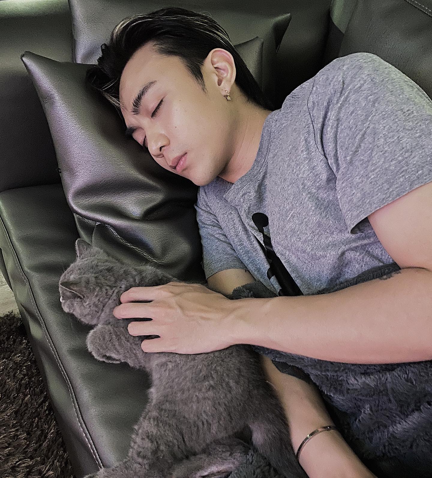 Soobin Hoàng Sơn thì dành thời gian ngủ cùng mèo cưng. Thời gian gần đây, MV The Playah của nam ca sĩ gây sốt trên TikTok.