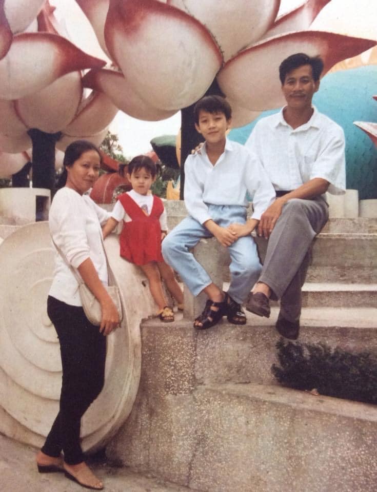 Hoa hậu Khánh Vân hồi nhỏ được diện váy đỏ điệu đà, đi chơi cùng ba mẹ và anh trai.