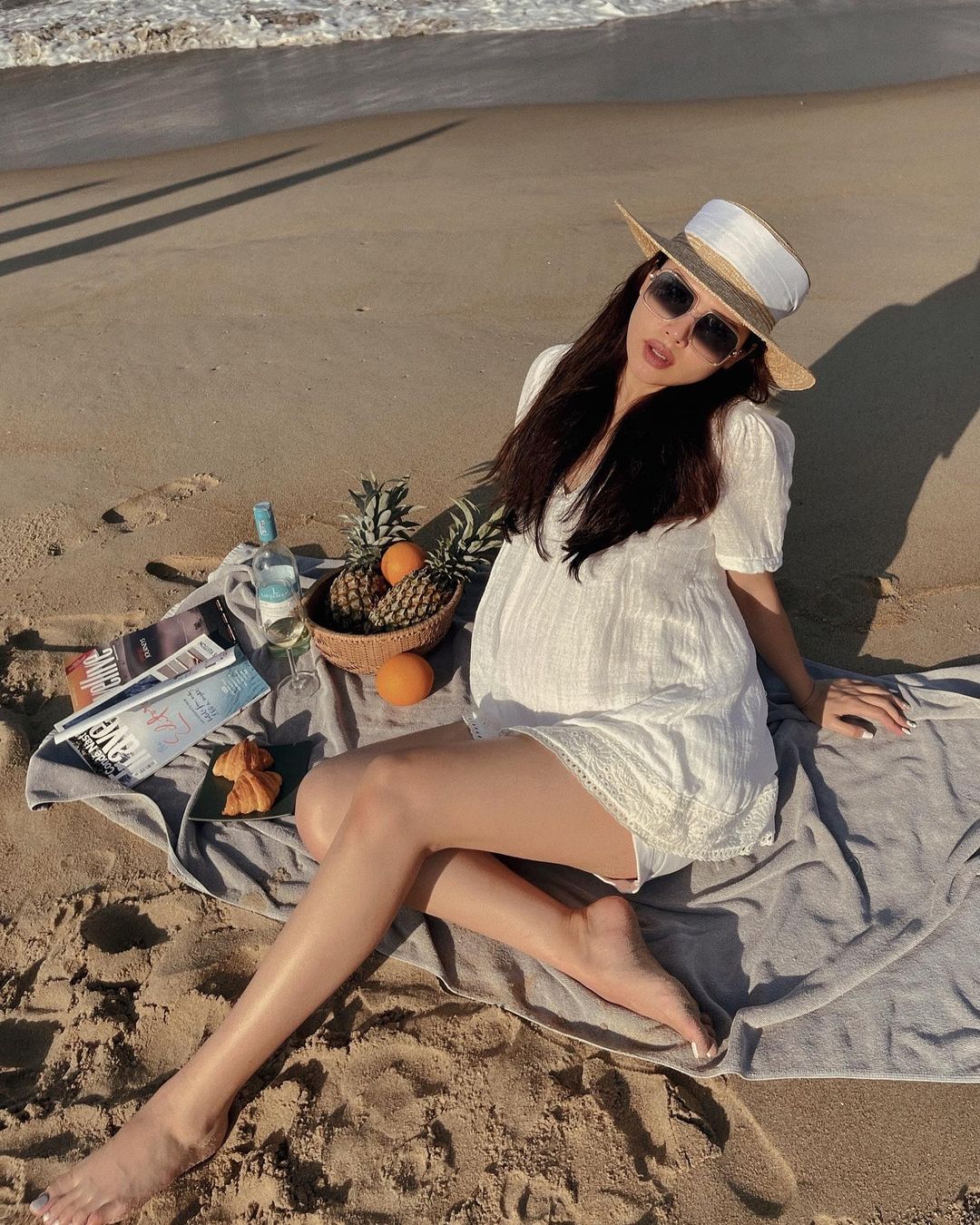 Mang bầu ở những tháng cuối của thai kỳ, Phanh Lee vẫn giữ được sắc vóc xinh đẹp, sang chảnh hiếm có. Nữ diễn viên bất chấp nắng nắng, tạo dáng khoe dáng trên bãi biển.