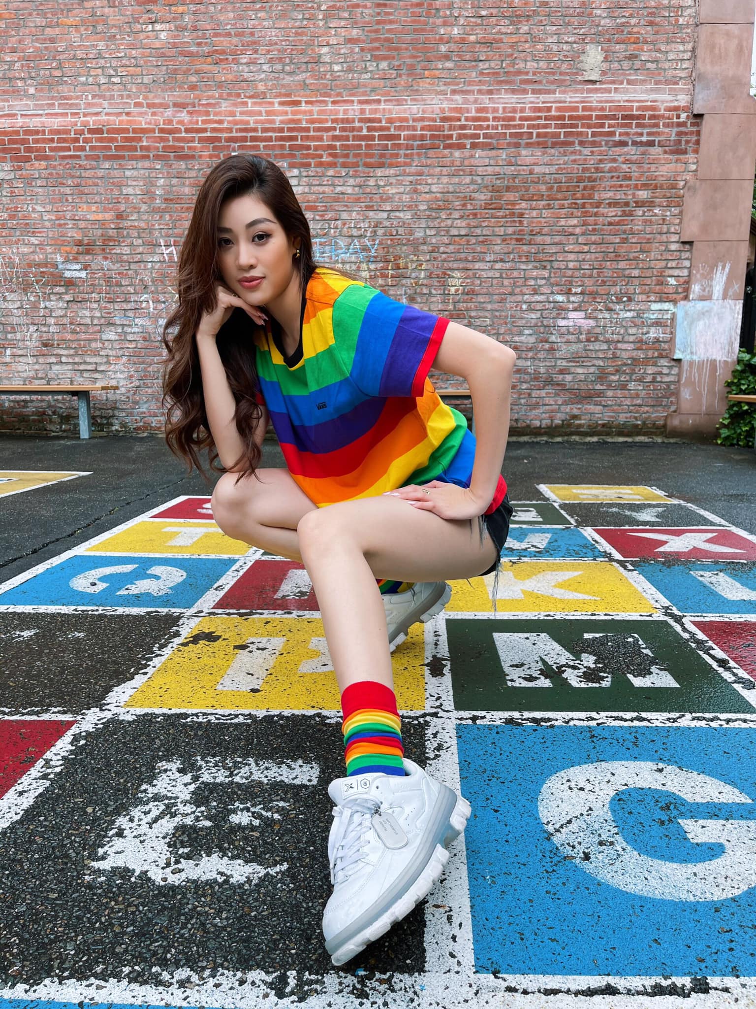 Hoa hậu Khánh Vân diện trang phục lục sắc, thể hiện sự ủng hộ cộng đồng LGBTIQ+. Nàng hậu hiện vẫn bận rộn tham gia các hoạt động tại New York trong thời gian chờ chuyến bay về Việt Nam.