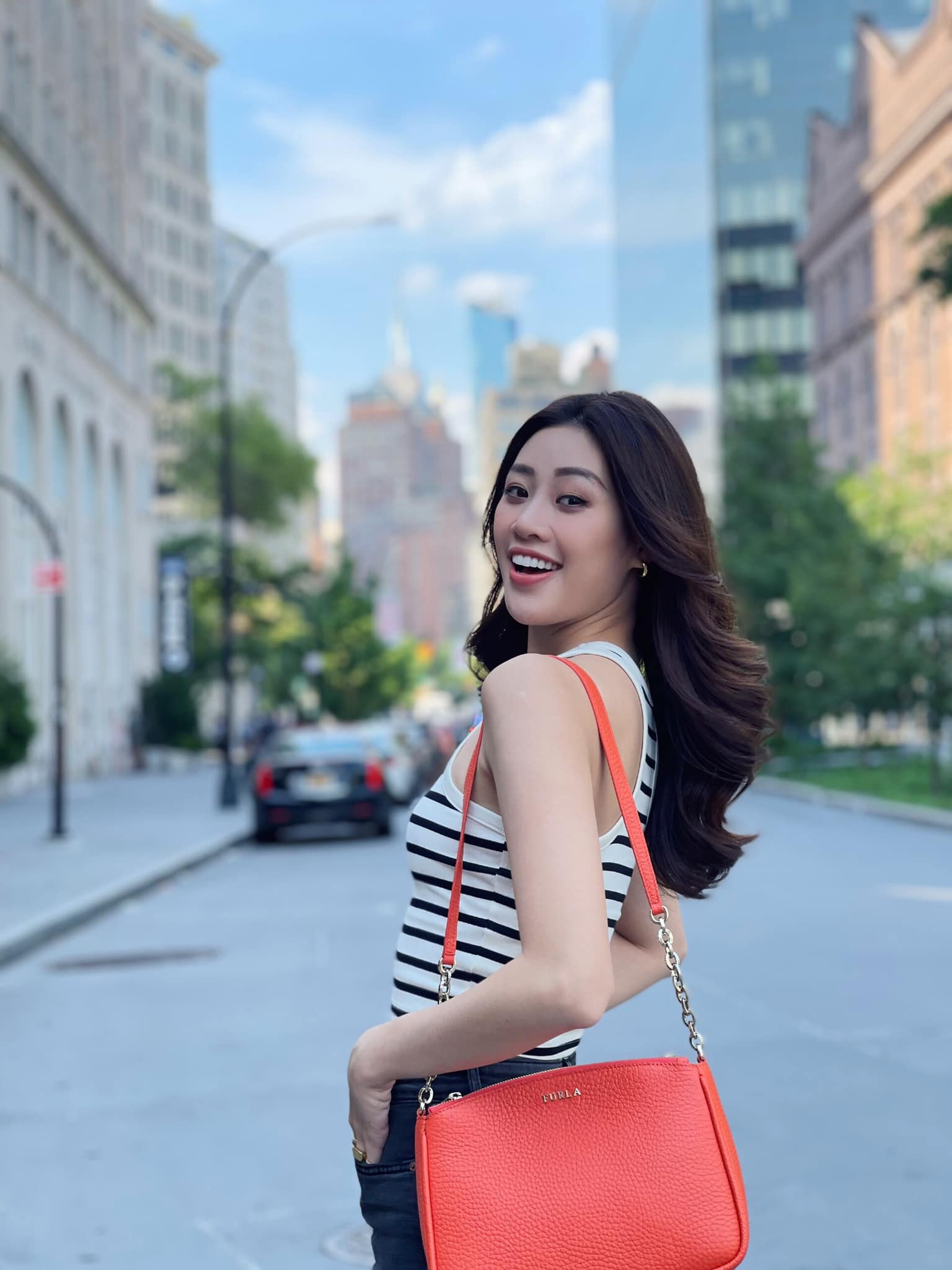 Hoa hậu Khánh Vân gửi tặng fan những tấm ảnh mỉm cười rạng rỡ trên đường phố New York. Theo kế hoạch, cô đã bay về Việt Nam sáng nay và dự kiến có mặt ở sân bay Nội Bài vào ngày 9/6.