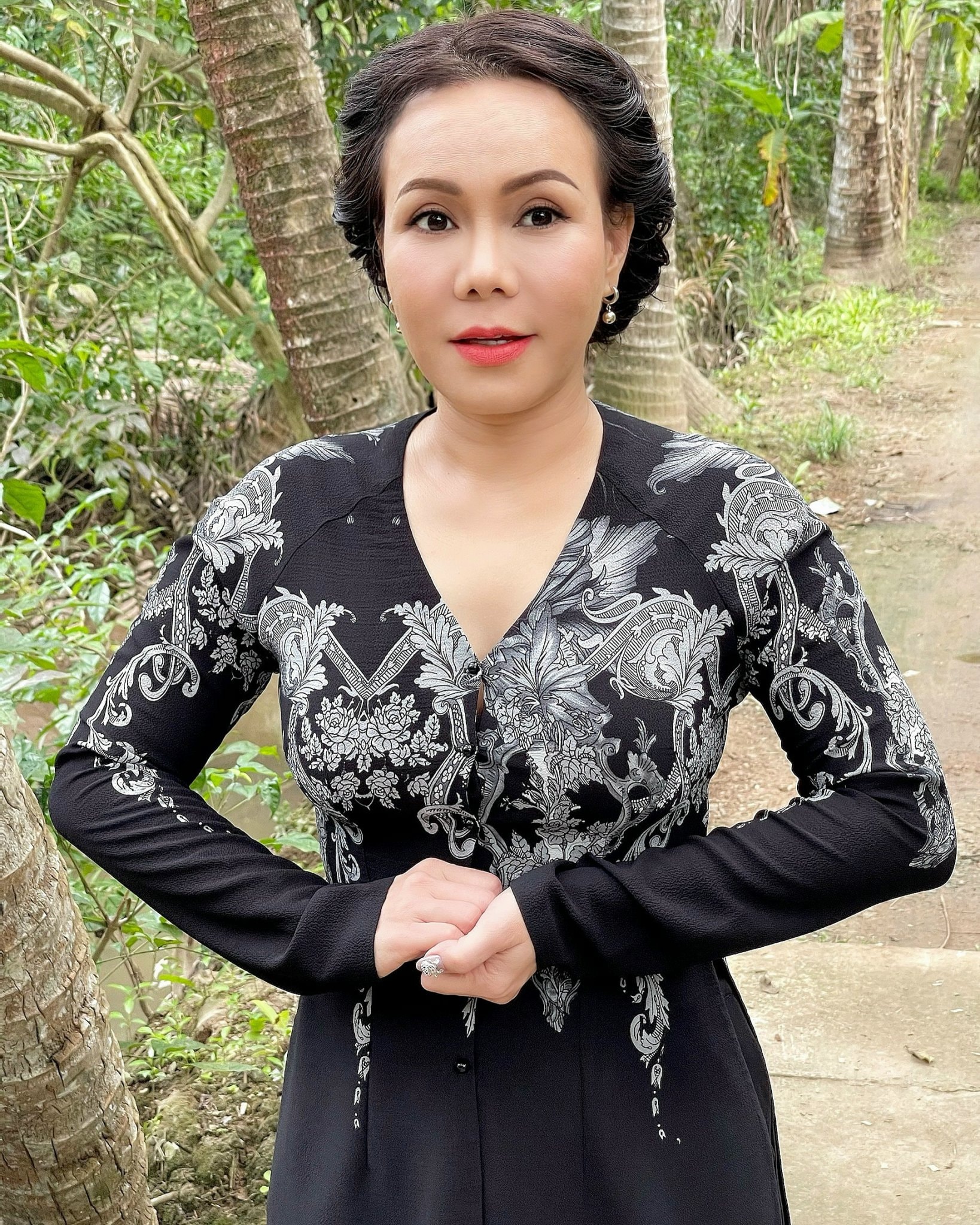 Việt Hương được khen đẹp mặn mà khi đóng vai bà chủ trong phim mới.