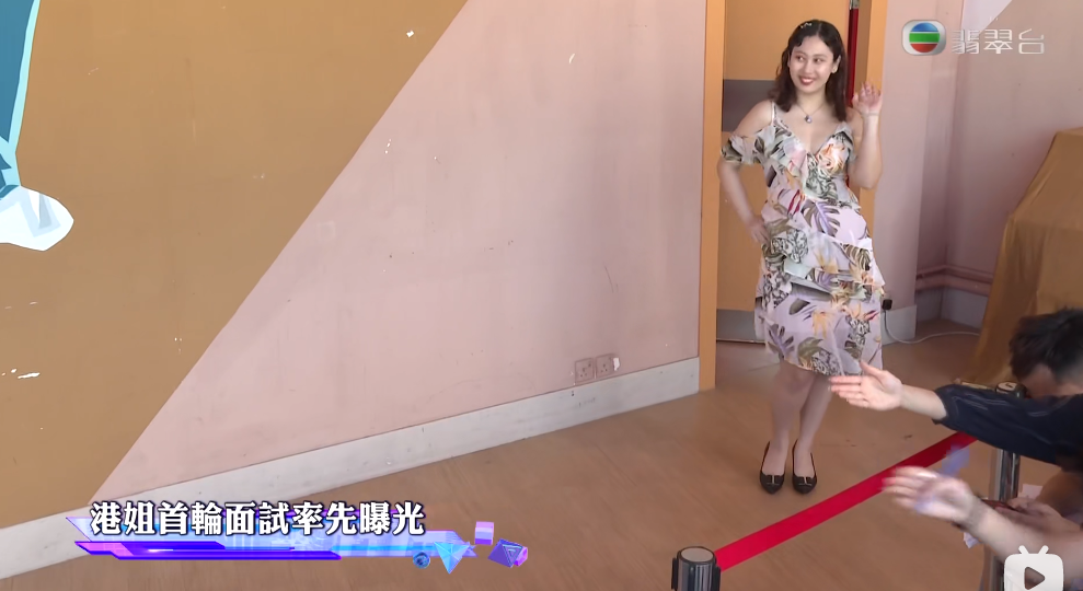 Thí sinh Hoa hậu Hong Kong bị chê bai gương mặt già, ăn mặc sến, không biết cách tạo dáng.