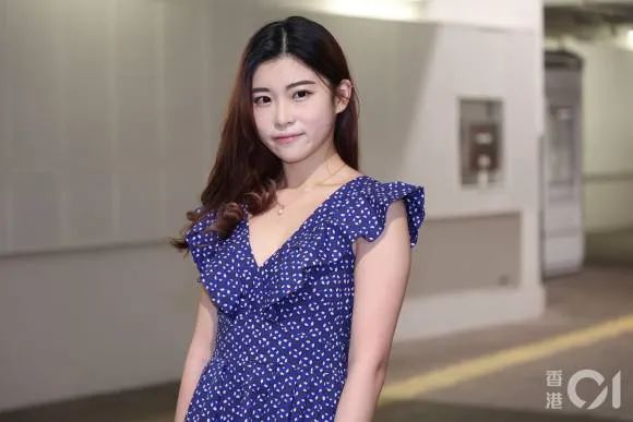 Thí sinh 22 tuổi, tên Kimberia diện trang phục giản dị. Cô là cựu sinh viên ngành Luật của Đại học Hong Kong.