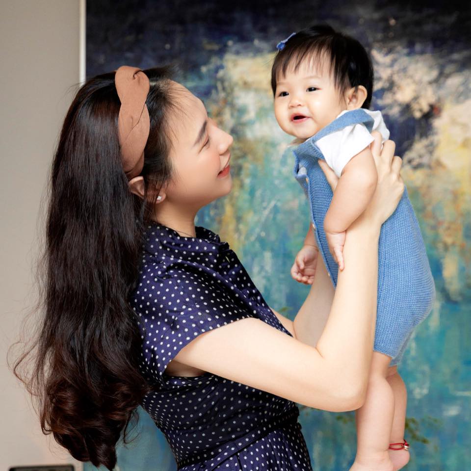 Đàm Thu Trang bồng bế con gái Suchin đang mỉm cười đáng yêu. Cô ngọt ngào: 'Mẹ yêu em bé'. Doanh nhân Cường Đô La sau đó cũng bình luận dưới bức ảnh: 'Cả nhà yêu em'.