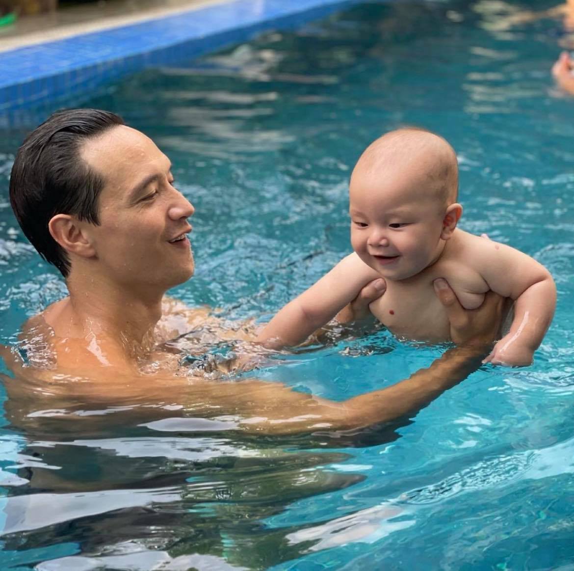 Kim Lý dạy con trai Leon bơi lội cuối tuần. Hình ảnh ông bố điển trai chơi đùa cùng con trai cưng bụ bẫm khiến ai nấy xuýt xoa, ngưỡng mộ.