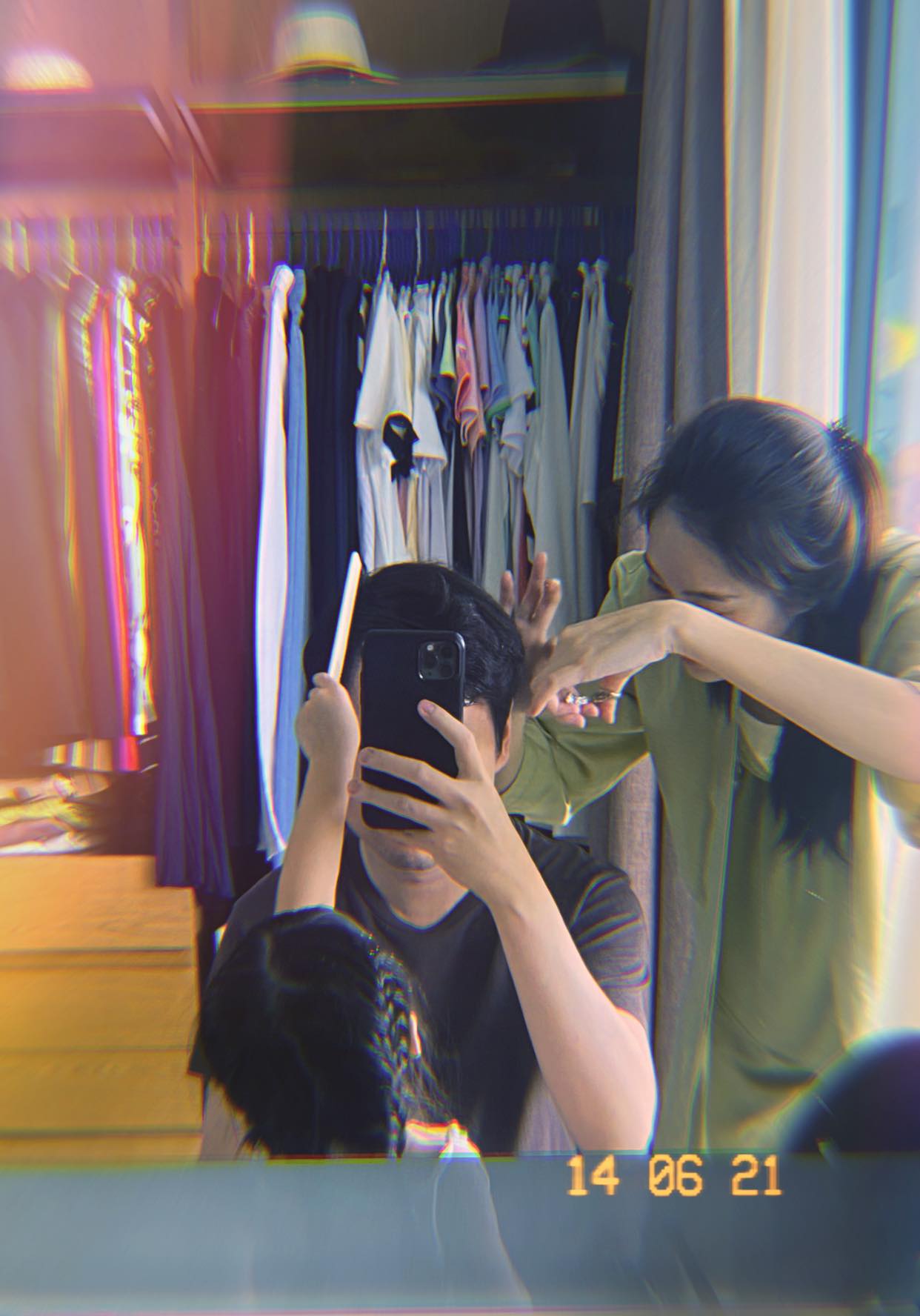 Hoa hậu Đặng Thu Thảo và con gái cắt tóc cho ông xã Tín Nguyễn.