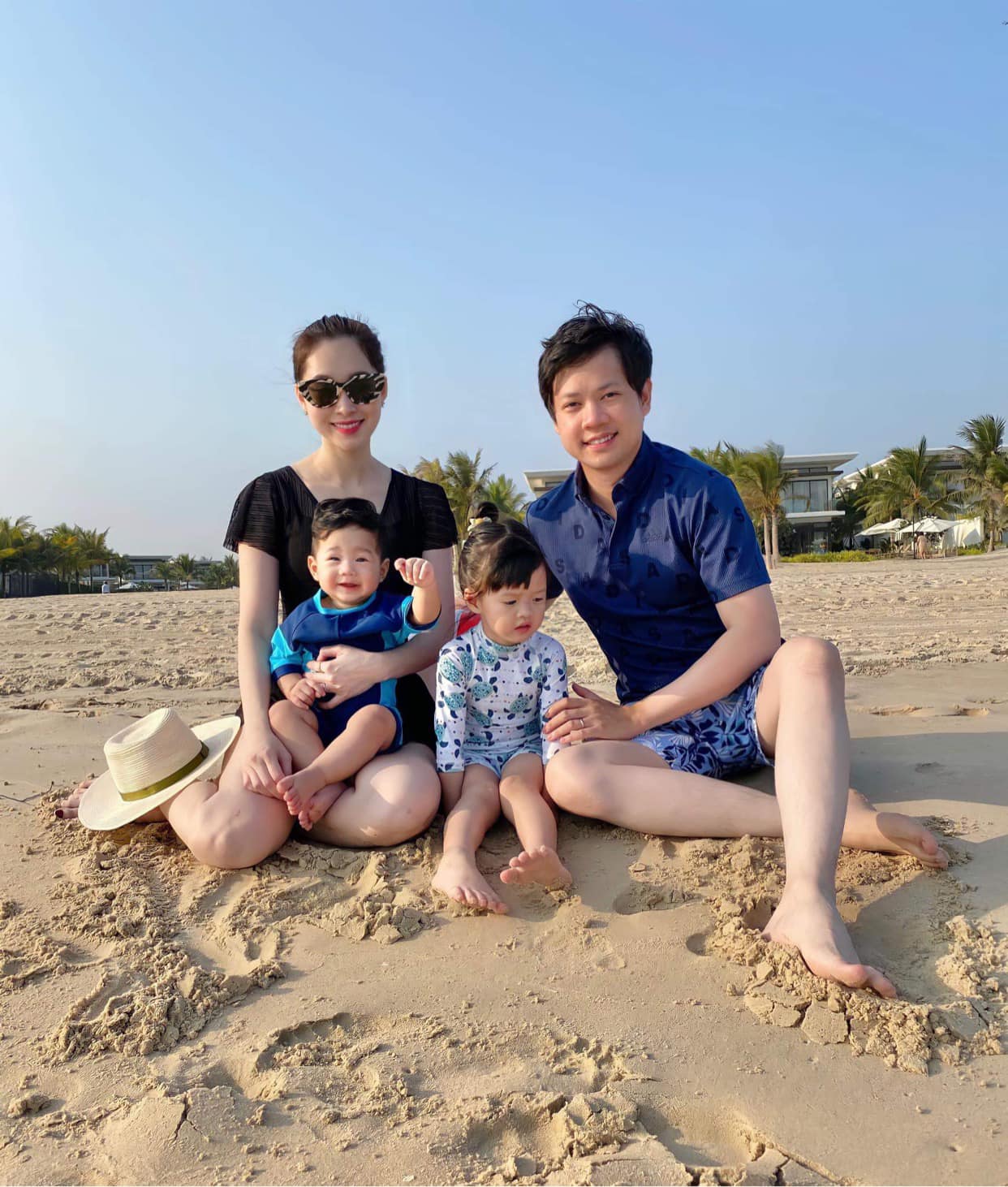 Hoa hậu Đặng Thu Thảo bên chồng và hai con.