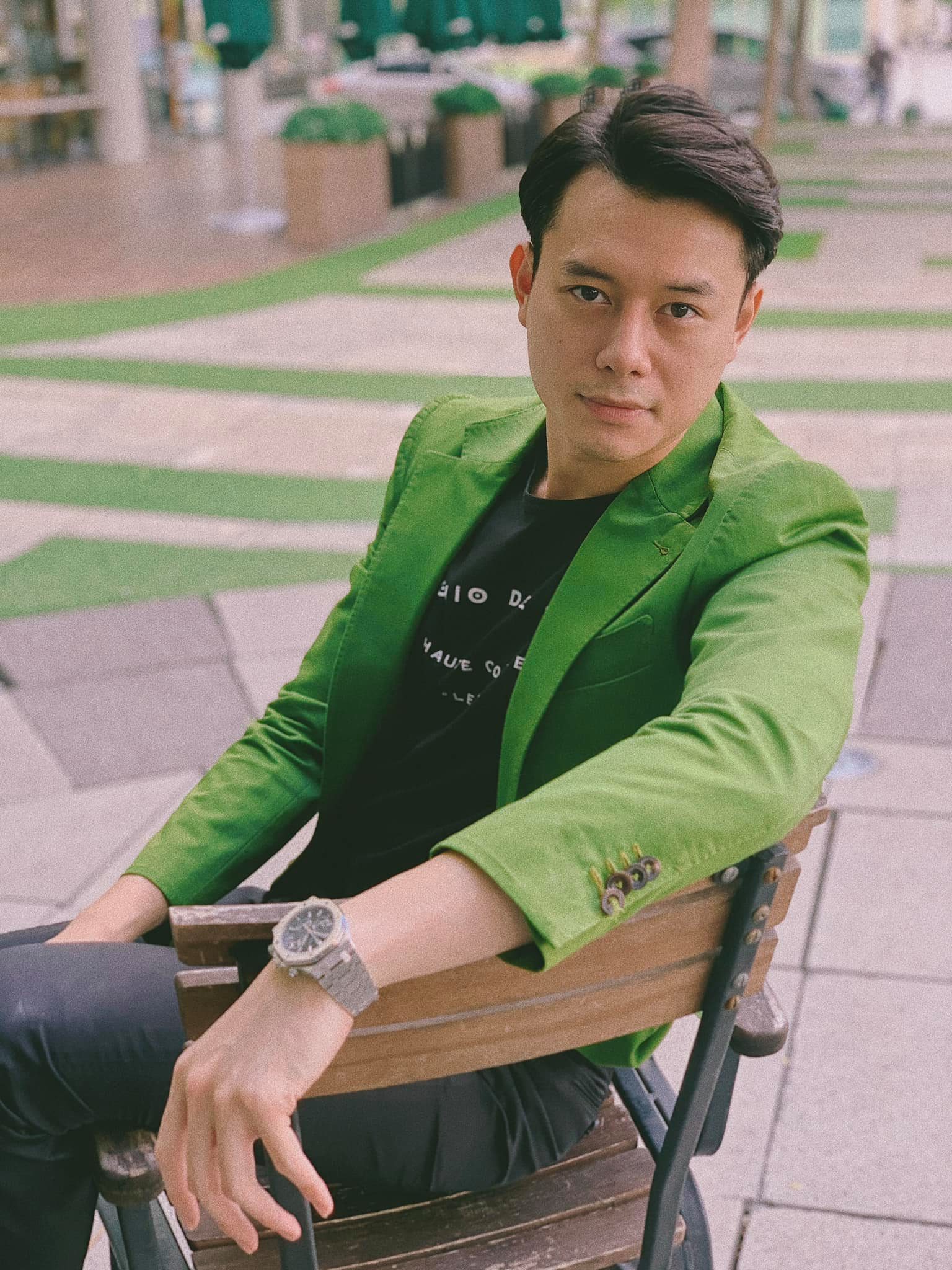 Tình trẻ của Trương Ngọc Ánh nổi bật với vest xanh lá. Anh viết: 'Một màu xanh của sự tươi mát trong tuần mới. Hẹn một Sài Gòn nhộn nhịp vào 14 ngày nữa nhé'.