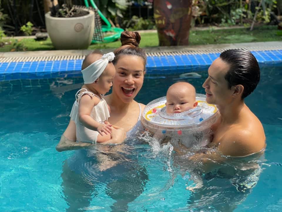 Hà Hồ - Kim Lý cho 2 con nhỏ Leon - Lisa bơi lội. Dù còn bé nhưng 2 bé đã được trang bị đồ bơi vô cùng dễ thương.