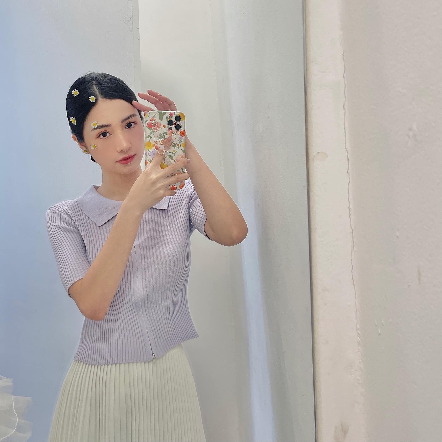Sau nhiều hình ảnh sexy, Jun Vũ bỗng hóa dịu dàng với trang phục tông pastel tím, trắng. Cô vui vẻ: 'Em là lá em là hoa, em là hoa lá hoa là em'.