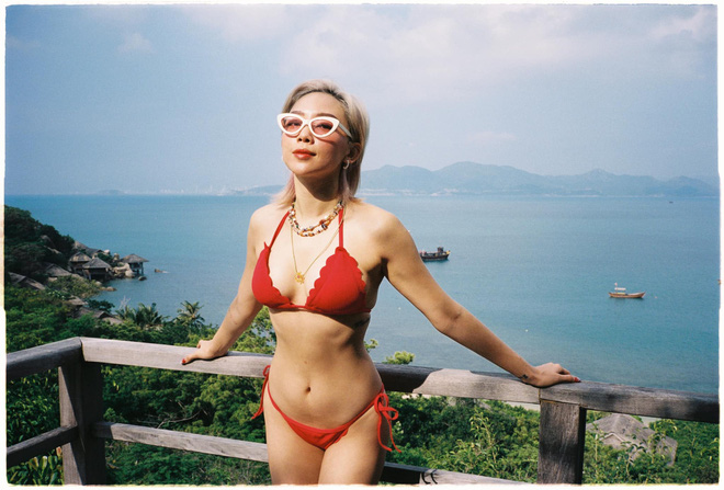 Nữ ca sĩ chăm diện bikini, trang phục cắt xẻ táo bạo khoe hình thể.