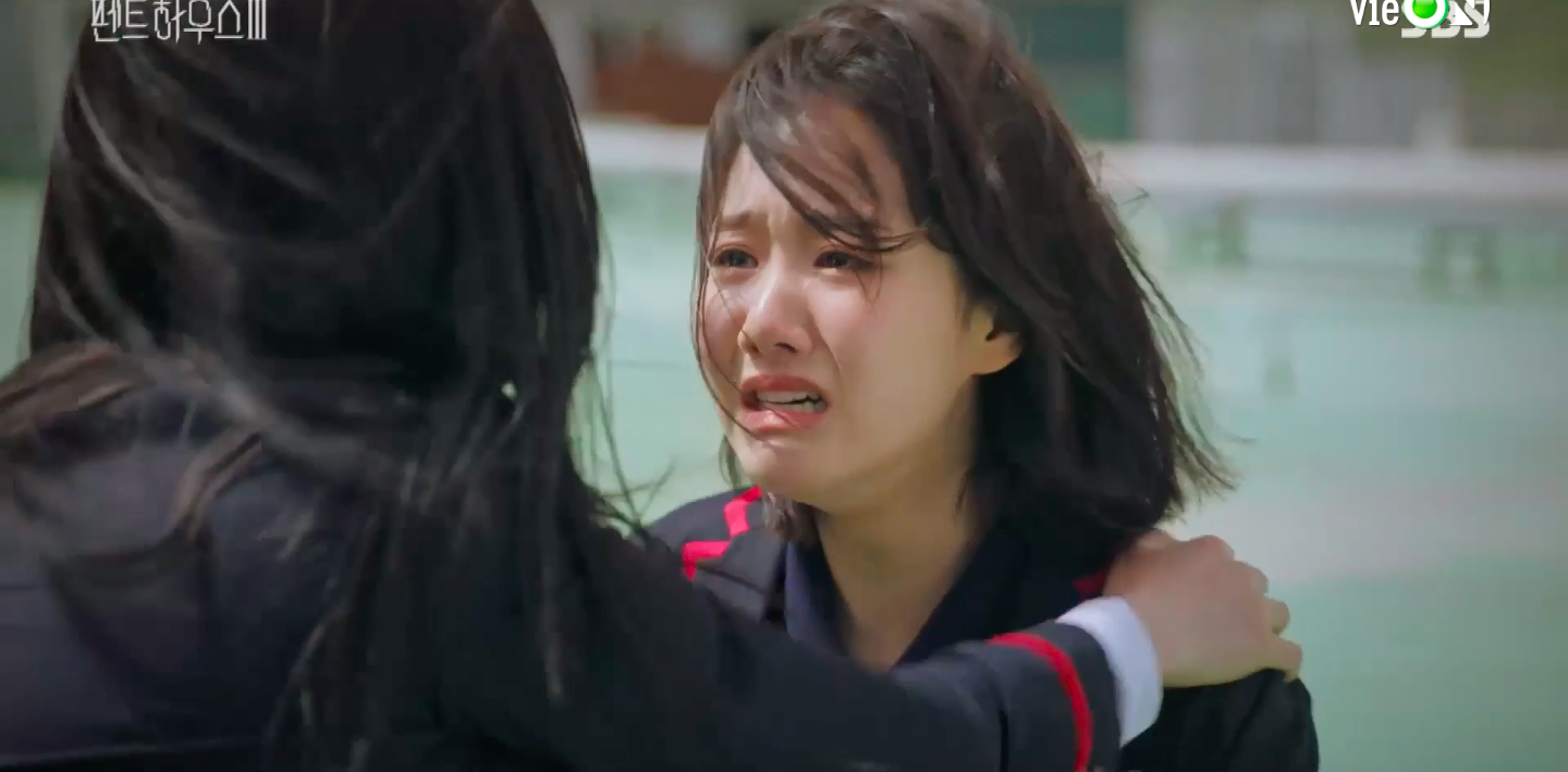 Jenny đau khổ tìm đến cái chết nhưng được Bae Ro Na ngăn cản kịp thời.