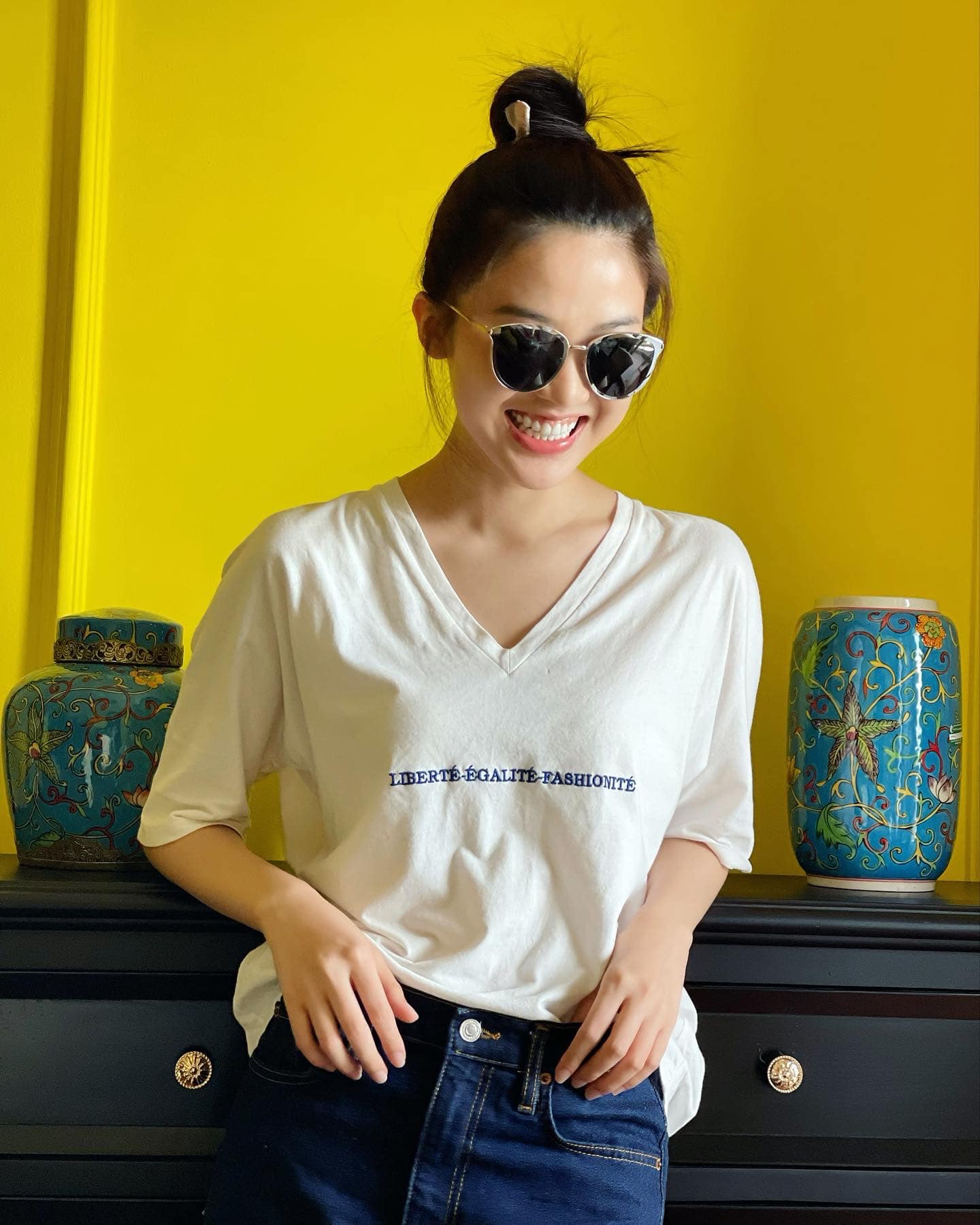 'Tiểu tam' Lương Thanh giản dị, năng động với áo thun cùng quần jean, cô mỉm cười rạng rỡ đón ngày cuối tuần thư giãn.