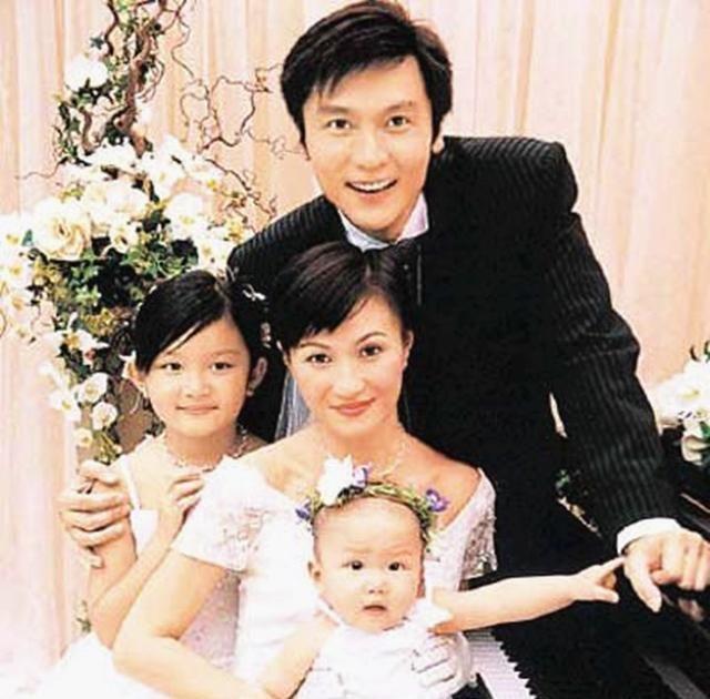 Ông có hai cô con gái là Quan Phong Hinh - Quan Phong Doanh.