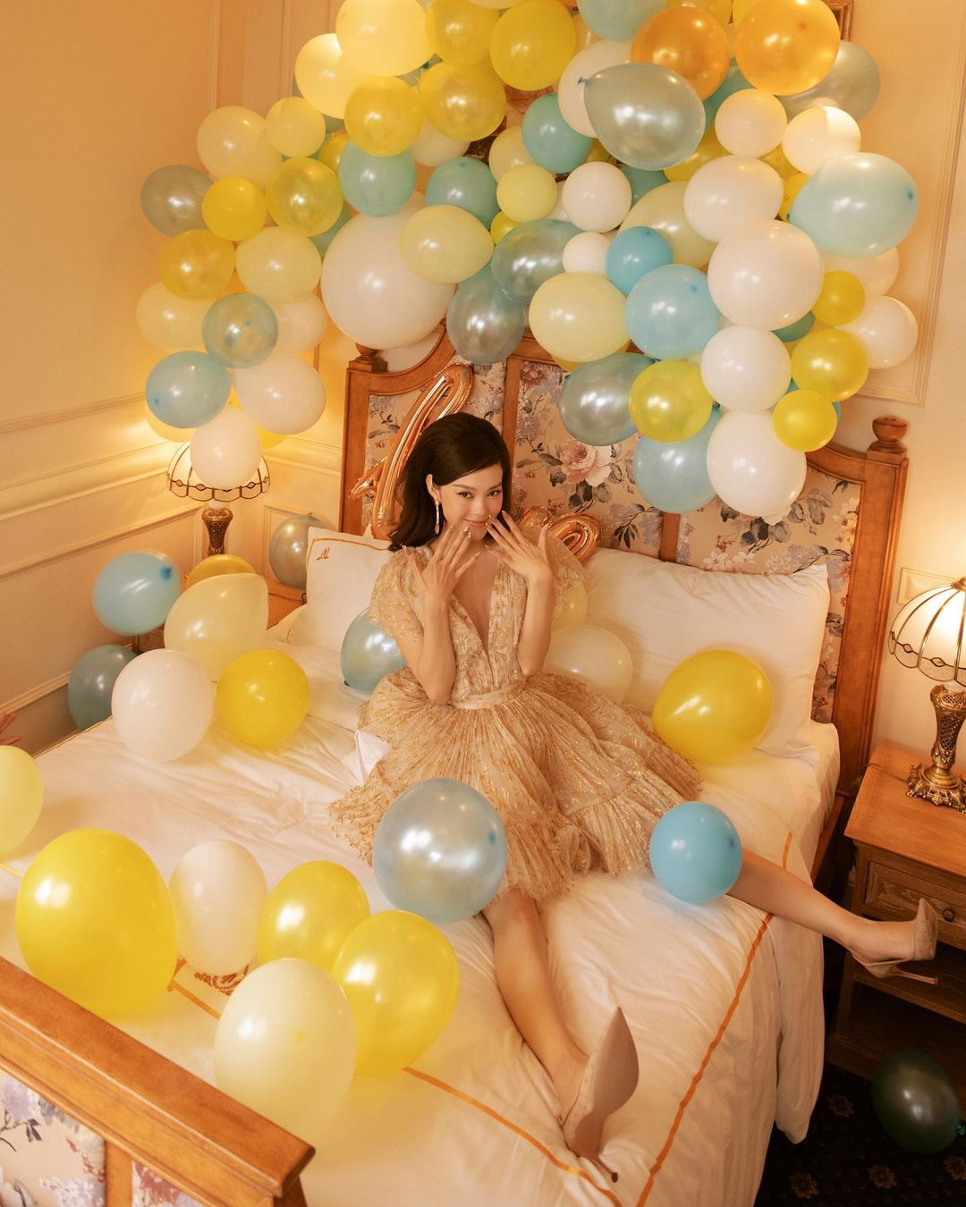 Minh Hằng ăn mừng tiệc sinh nhật tuổi 34 ngập tràn bóng bay. Cô diện đầm lộng lẫy, tạo dáng trên giường ngủ sắc màu.