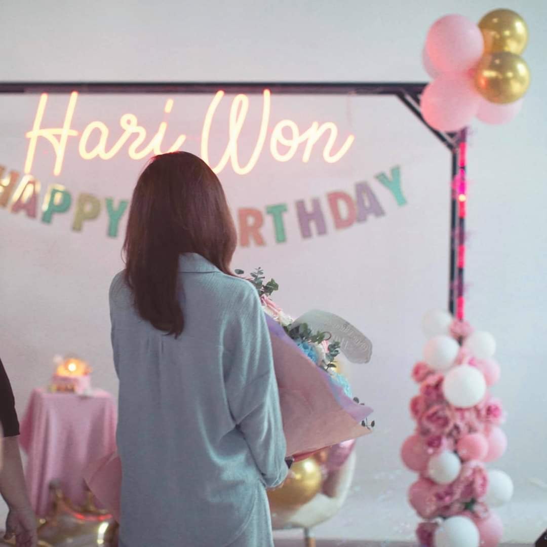 Hari Won được một số người bạn tổ chức sinh nhật bất ngờ, ấm cúng tại gia.
