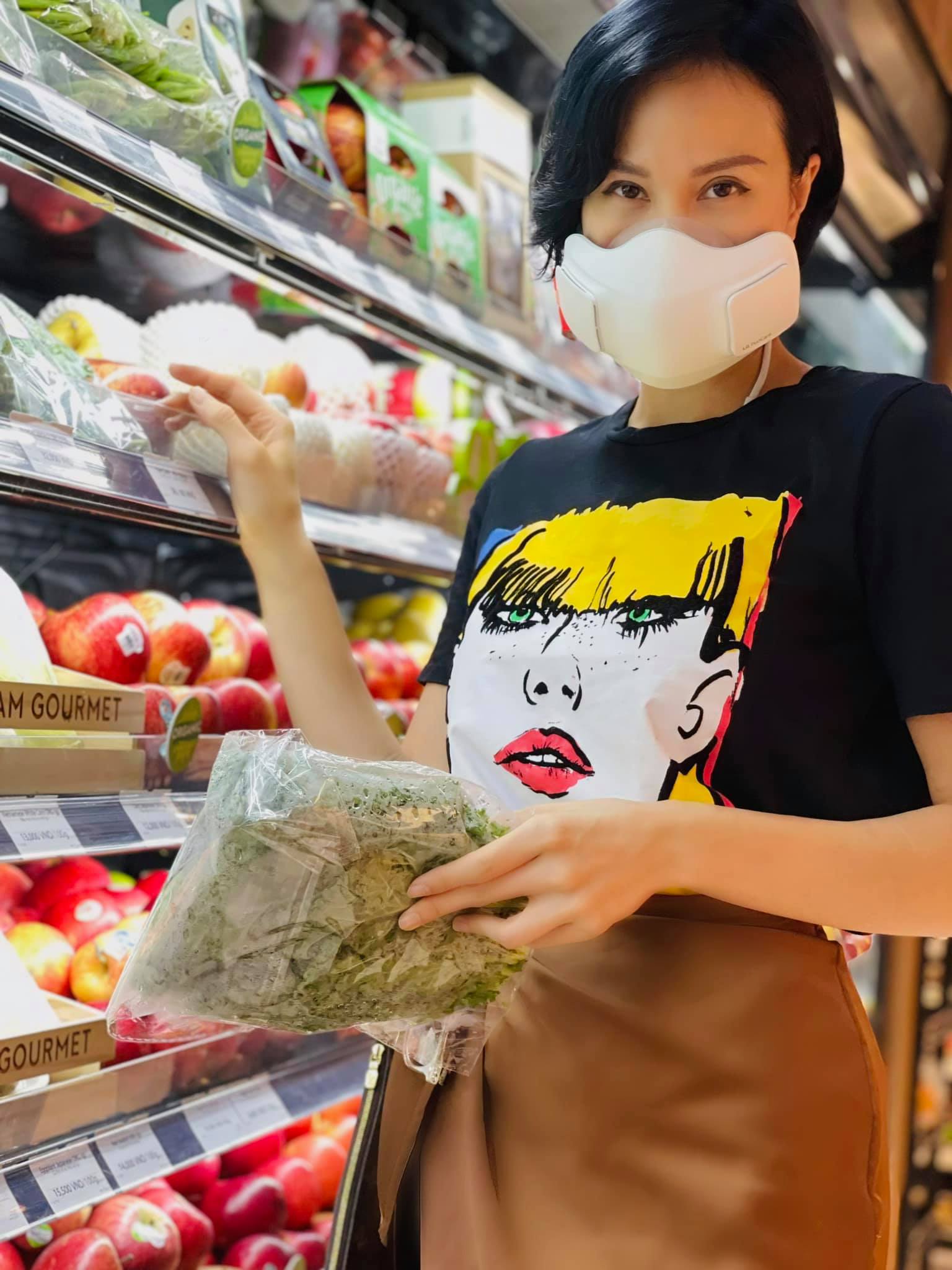 MC Phương Mai đeo khẩu trang diệt khuẩn, bảo vệ sức khỏe kỹ càng khi ra ngoài mua thực phẩm.