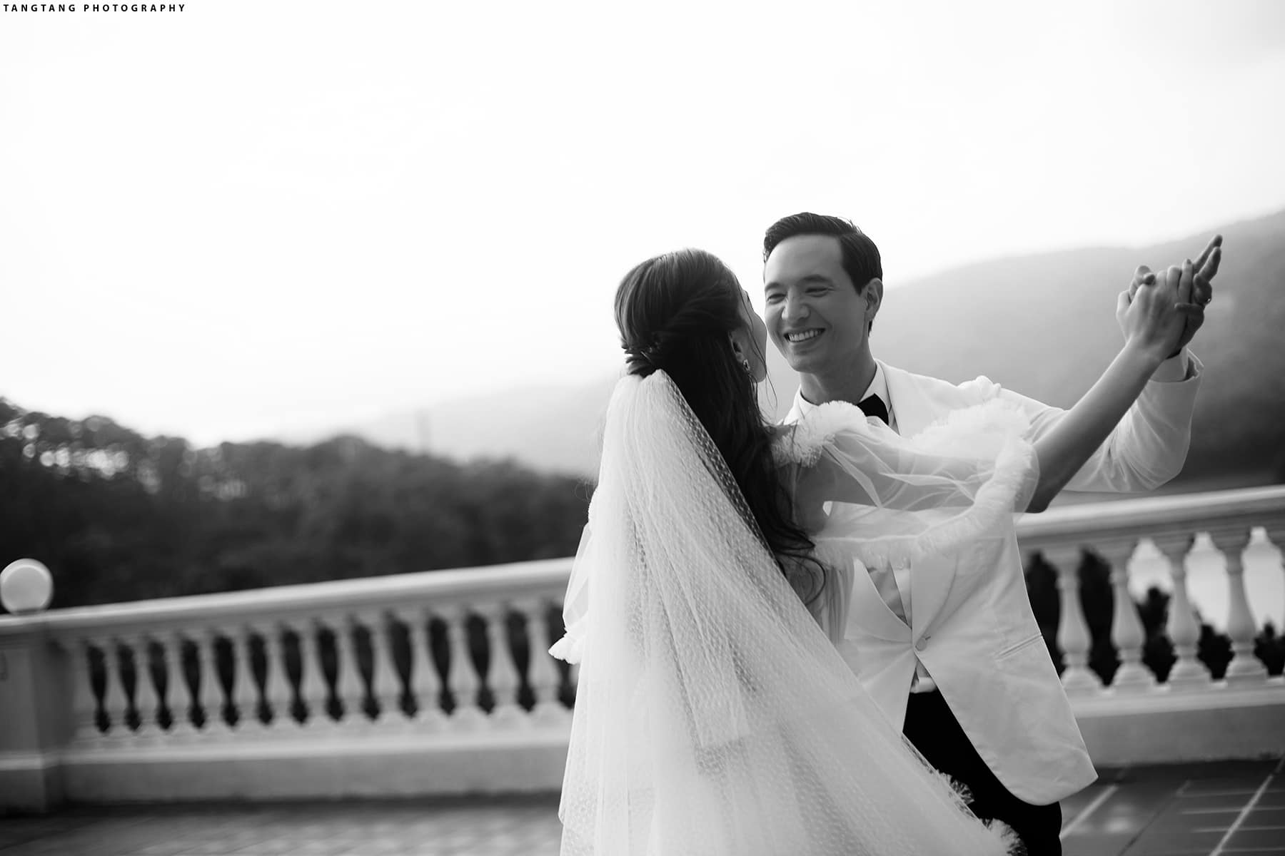 Hà Hồ tung loạt ảnh cưới nhân kỷ niệm 4 năm yêu Kim Lý - Ảnh 2
