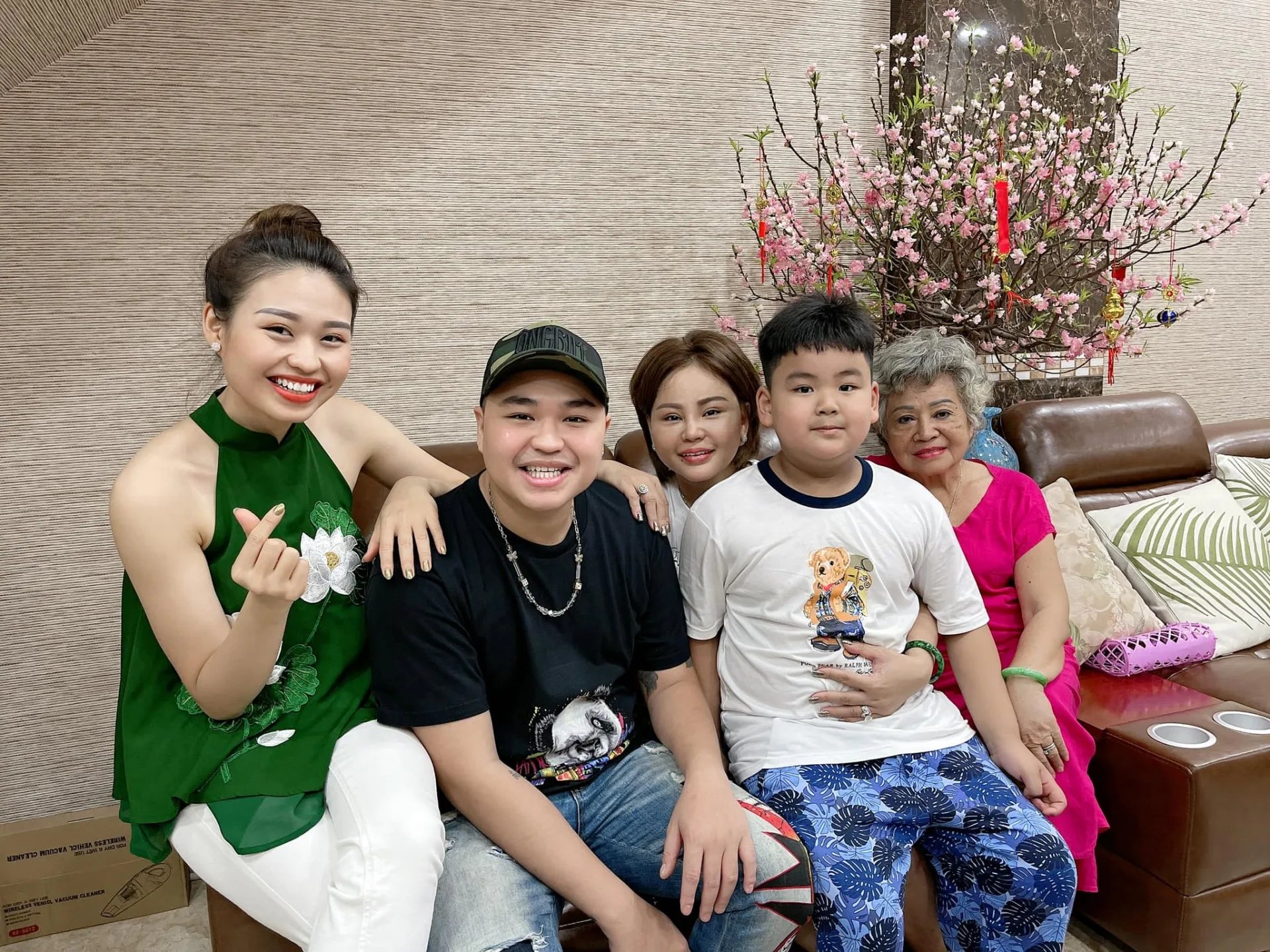 Hôm qua sao làm gì (28/6): Hà Hồ - Kim Lý, Hoa hậu Hà Kiều Anh cùng loạt sao Việt mừng ngày Gia đình Việt Nam - Ảnh 1