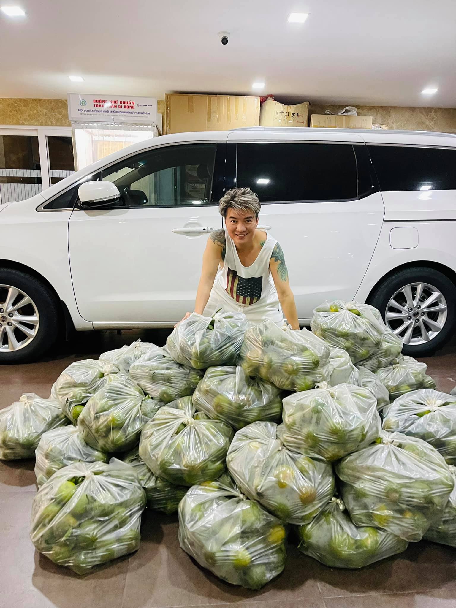 Đàm Vinh Hưng thua mua 500kg cam sành, giúp đỡ người dân Bình Dương.