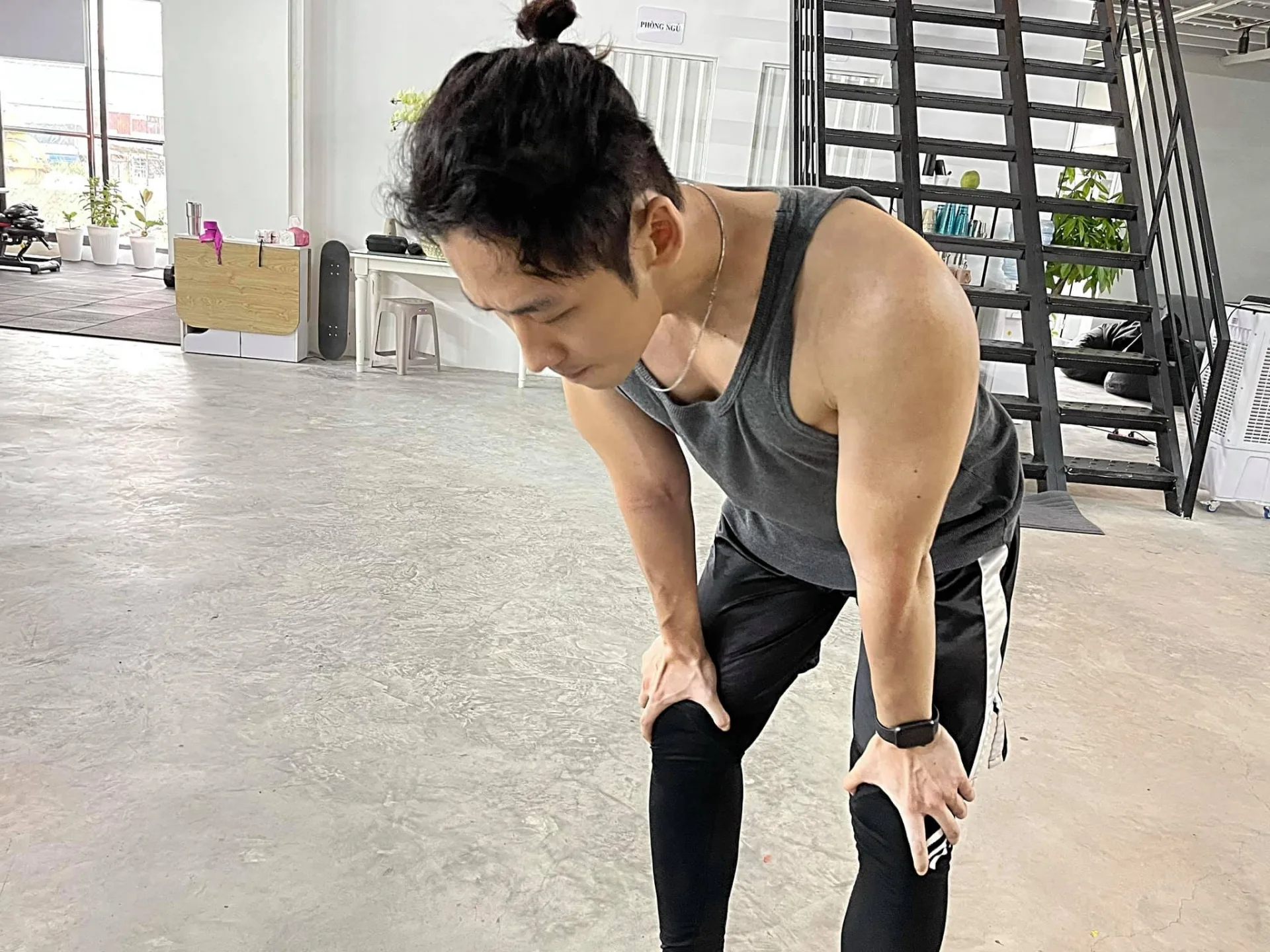 Hôm qua sao làm gì (29/6): Hà Hồ khoe dáng bên con trai, Minh Triệu tạo dáng hững hờ - Ảnh 1