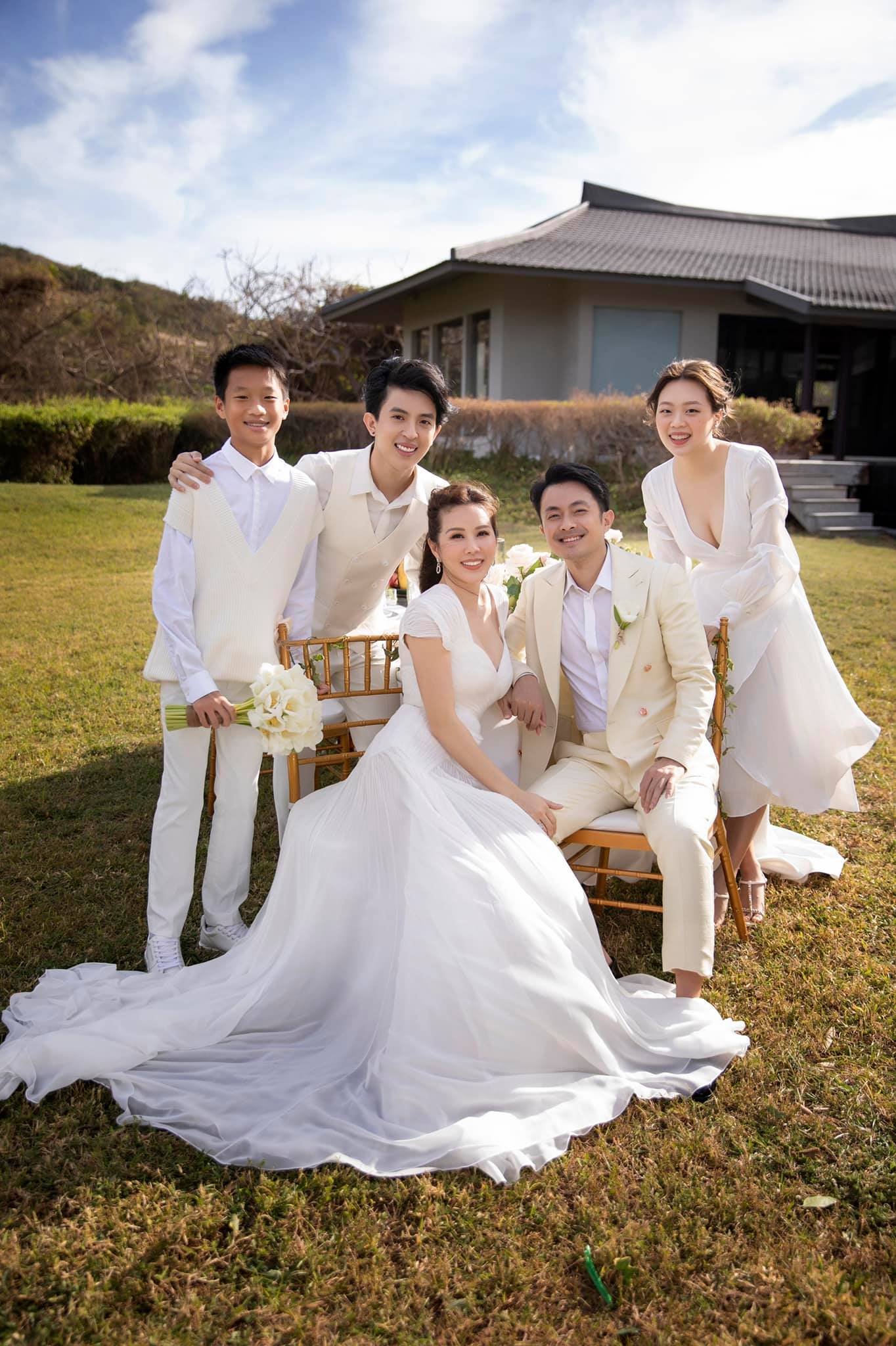 Thu Hoài và bạn trai Trí Tống kết hôn sau 7 năm hẹn hò.